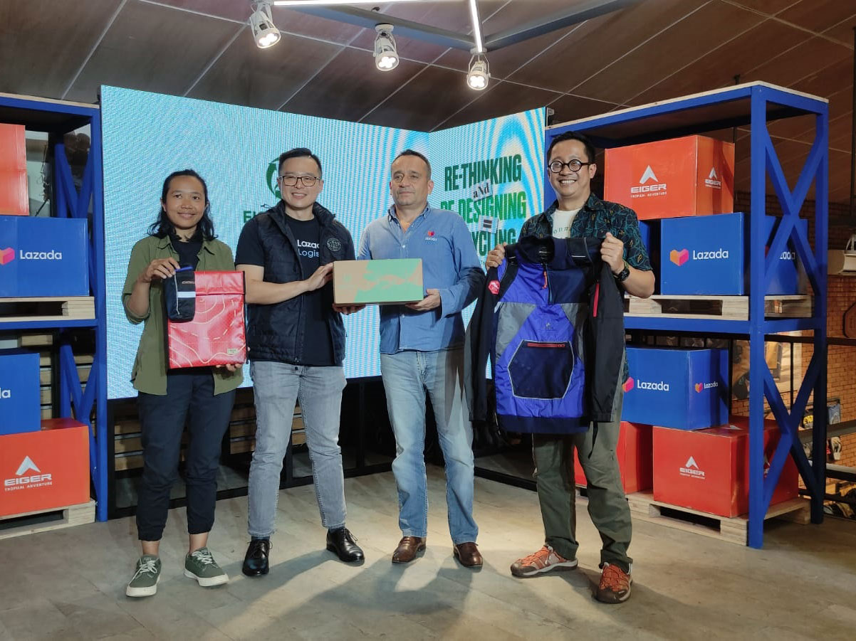 Kiri ke Kanan: Siska Nirmala, Adiputra Wiharja, Philippe Auberger (Chief Logistic Officer, Lazada Indonesia), dan Harimula Muharram. 