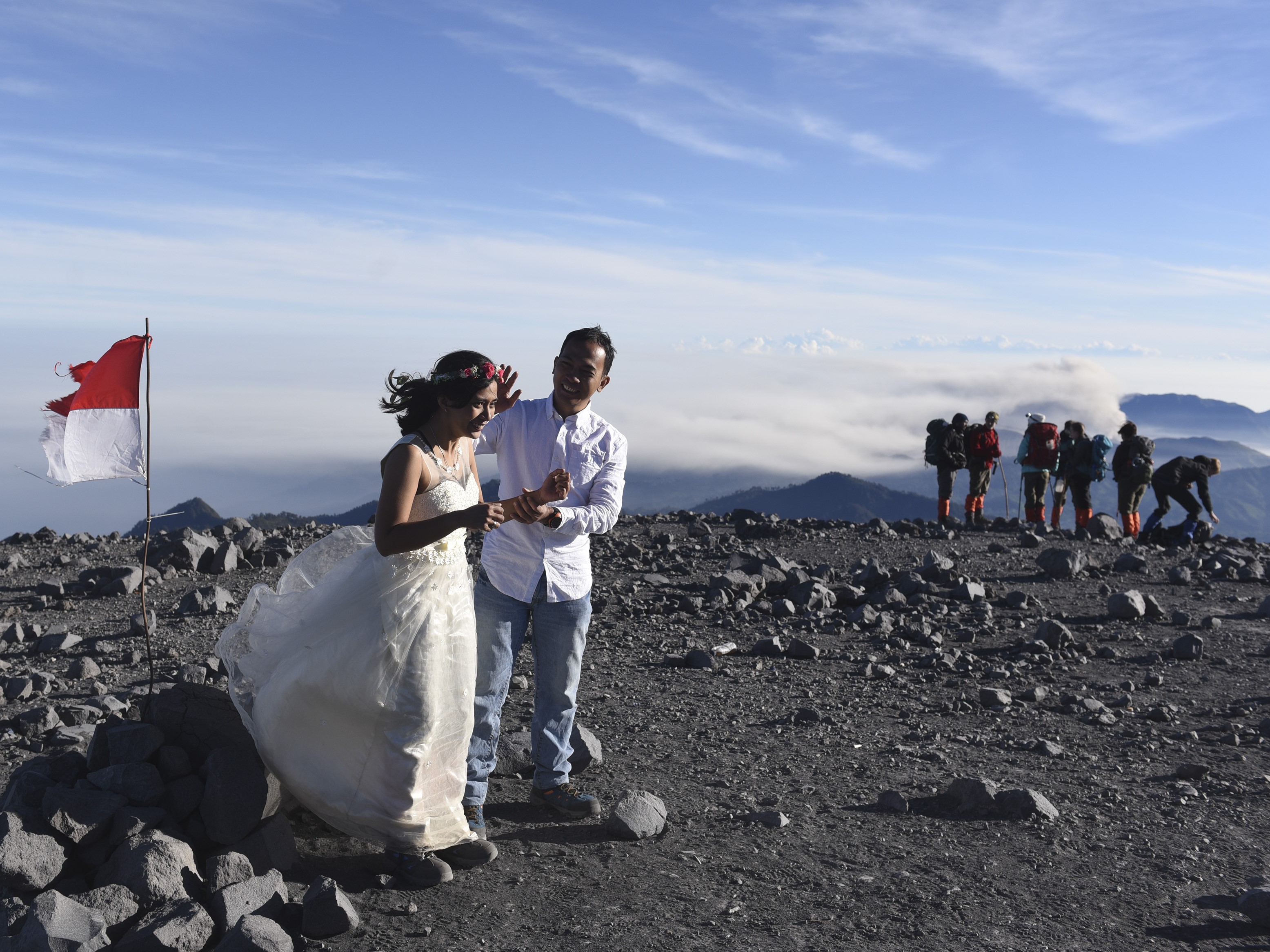 Sepasang kekasih bersiap-siap melakukan foto prawedding di puncak Gunung Semeru, Malang, Jawa Timur.