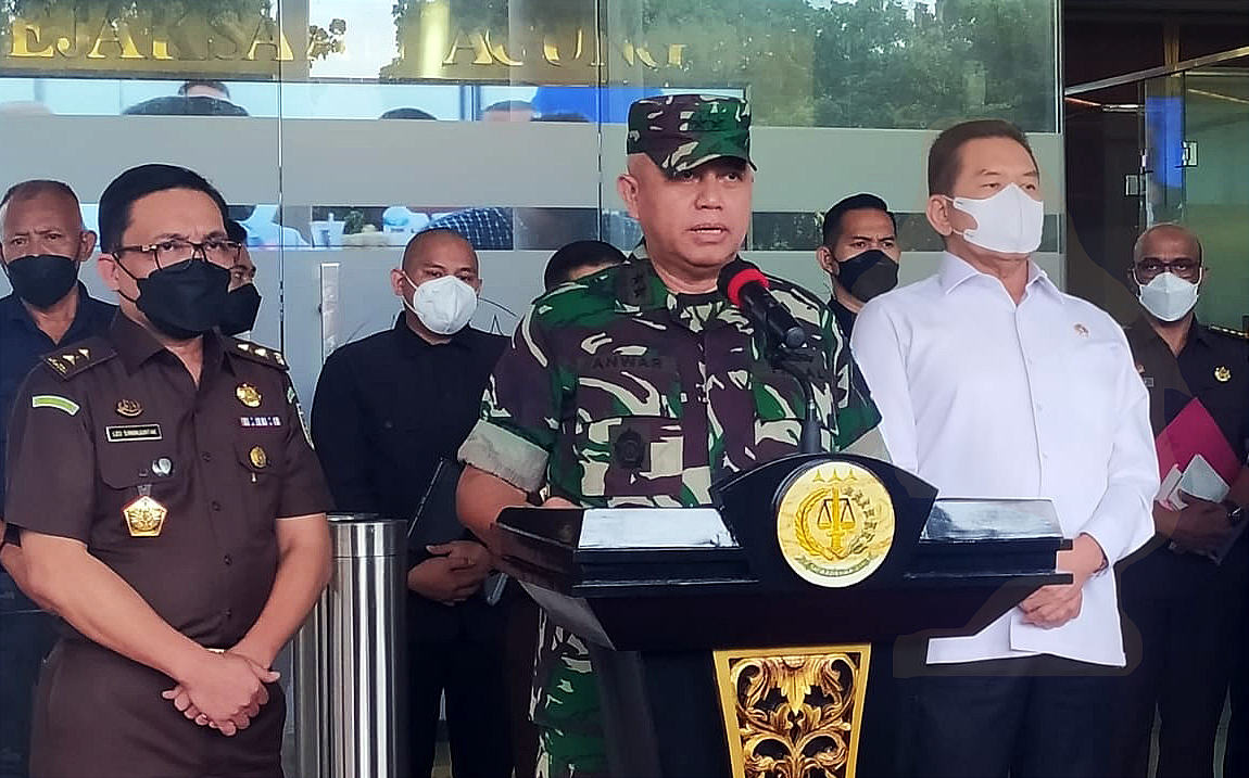 JAM-Pidmil Anwar Saadi (tengah) saat pengumuman penanganan perkara korupsi sateli Kemenhan diarahkan ke koneksitas, (14/2/2022).