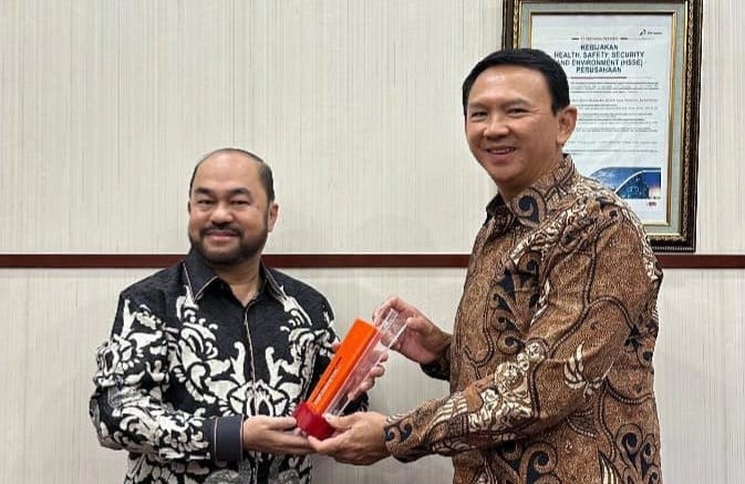 Basuki Tjahaya Purnama (kanan) dan Komisaris Utama PT Media Nawacita Indonesia (MNI) Fagiziduhu Ndruru (kiri).