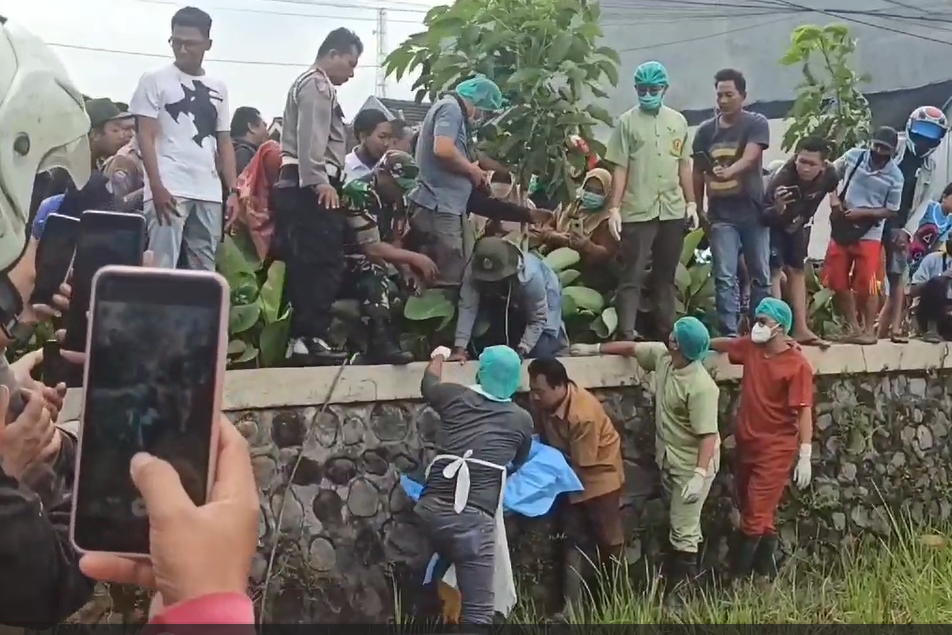 Petugas mengevakuasi jasad bayi laki-laki.