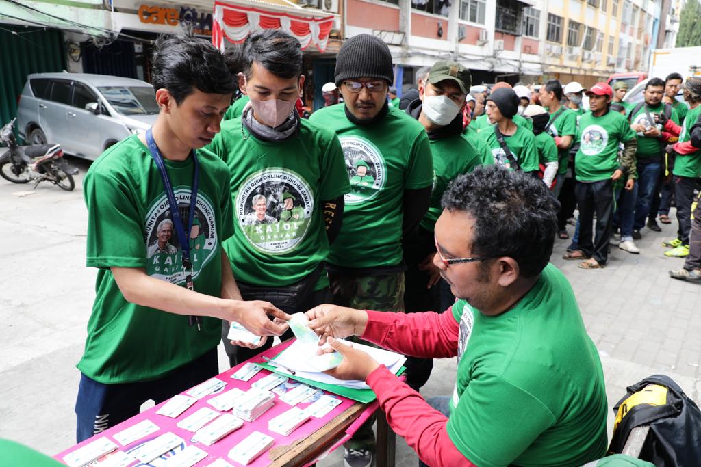 Ratusan pengemudi ojol mendapat kartu BPJS Ketenagakerjaan dari Kajol Indonesia agar pengemudi ojol di Jakarta terlindungi kesejahteraannya.