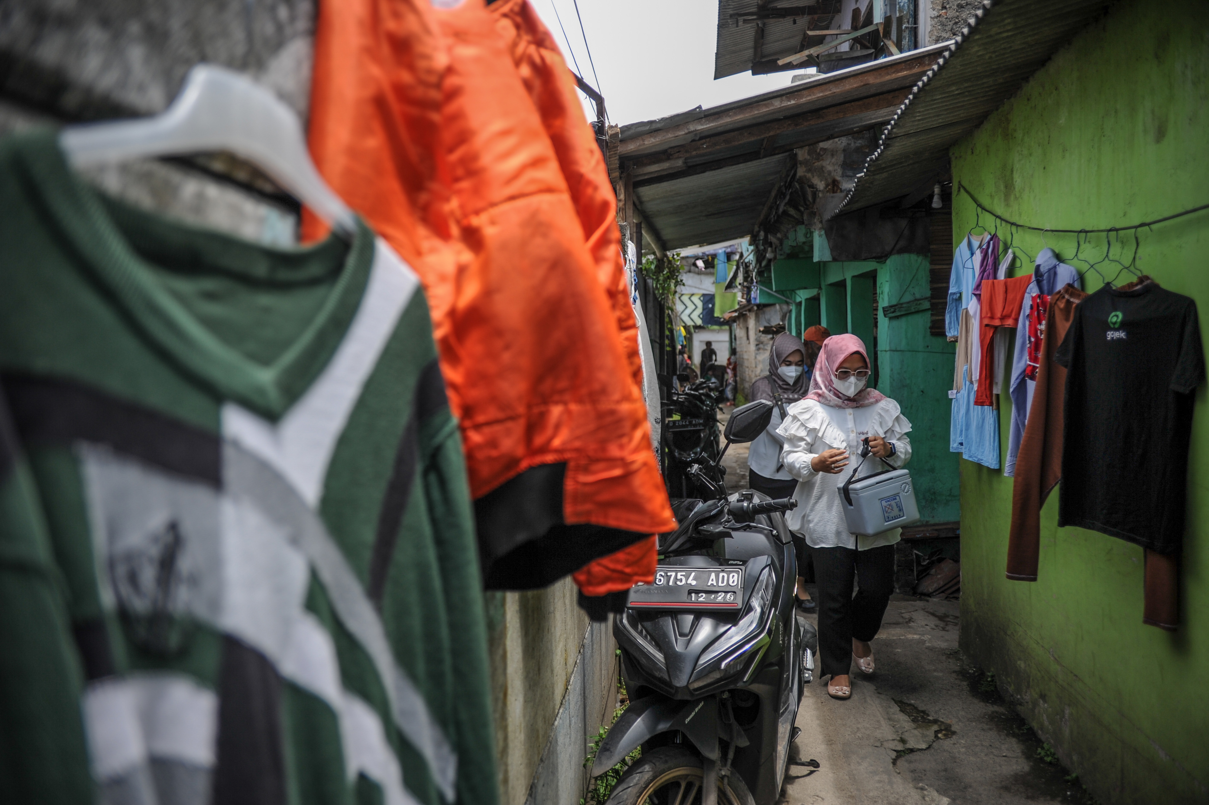 JEMPU BOLA: Tenaga kesehatan membawa vaksin campak melakukan pelayanan imunisasi dari rumah ke rumah di Andir, Bandung, Rabu (16/12/2022)