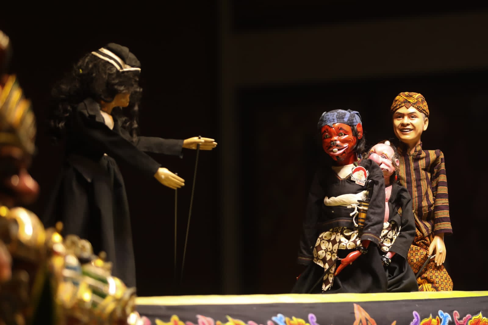 Pementasan wayang golek sebagai uppaya melestarikan kesenian khas Jawa Barat  agar tetap populer di masyarakat. 