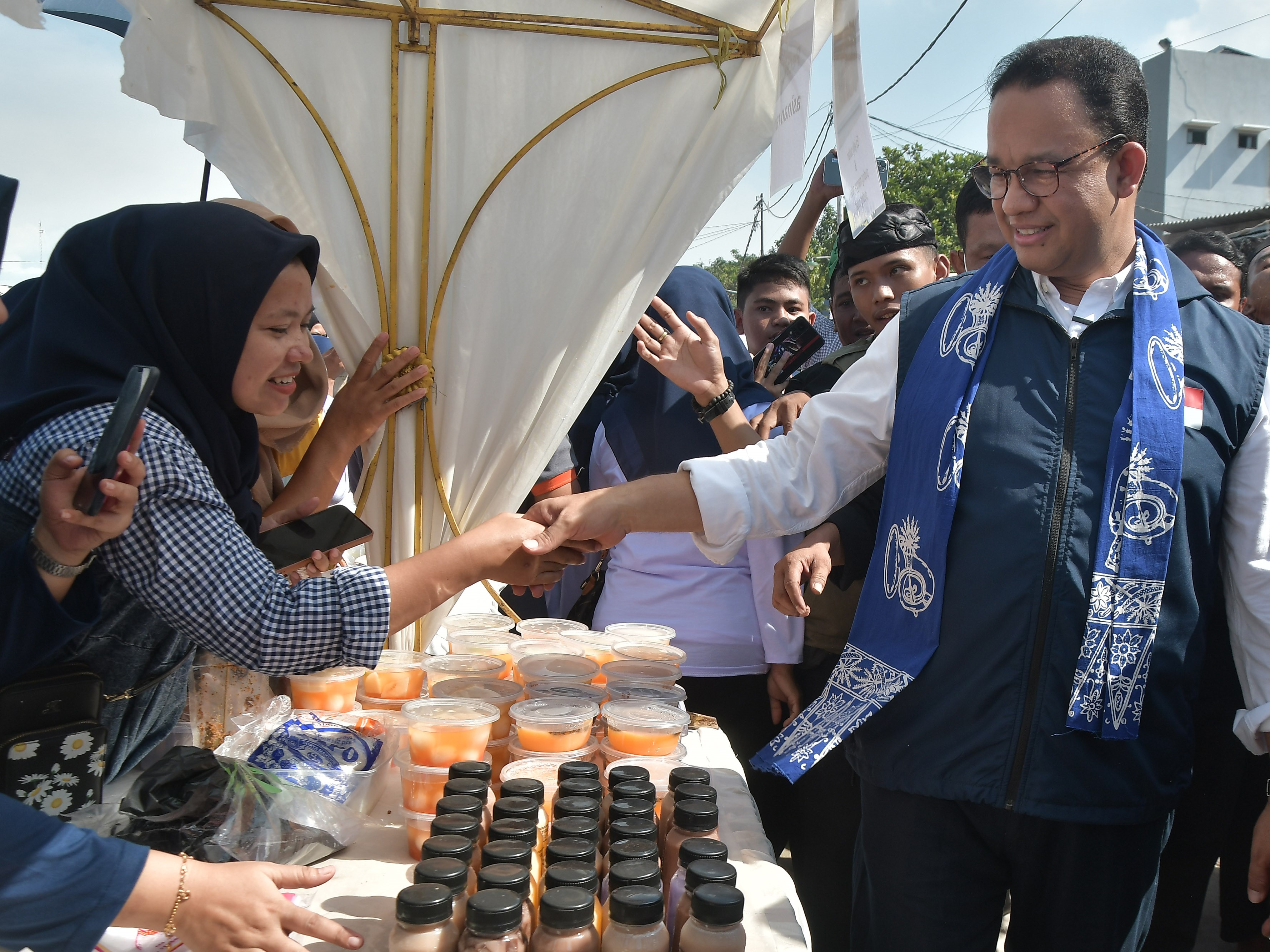 Bakal capres Nasdem, Anies Baswedan, berbincang dengan pelaku UMKM di Tarumajaya, Kabupaten Bekasi, Jabar, Sabtu (21/1).