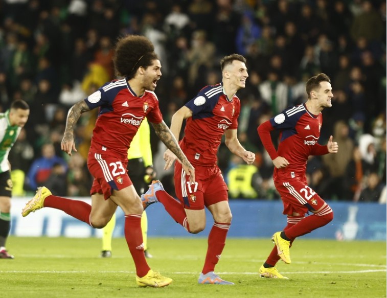 Para pemain Osasuna melakukan selebrasi usai menang adu penalti atas Real Betis di laga Copa del Rey.
