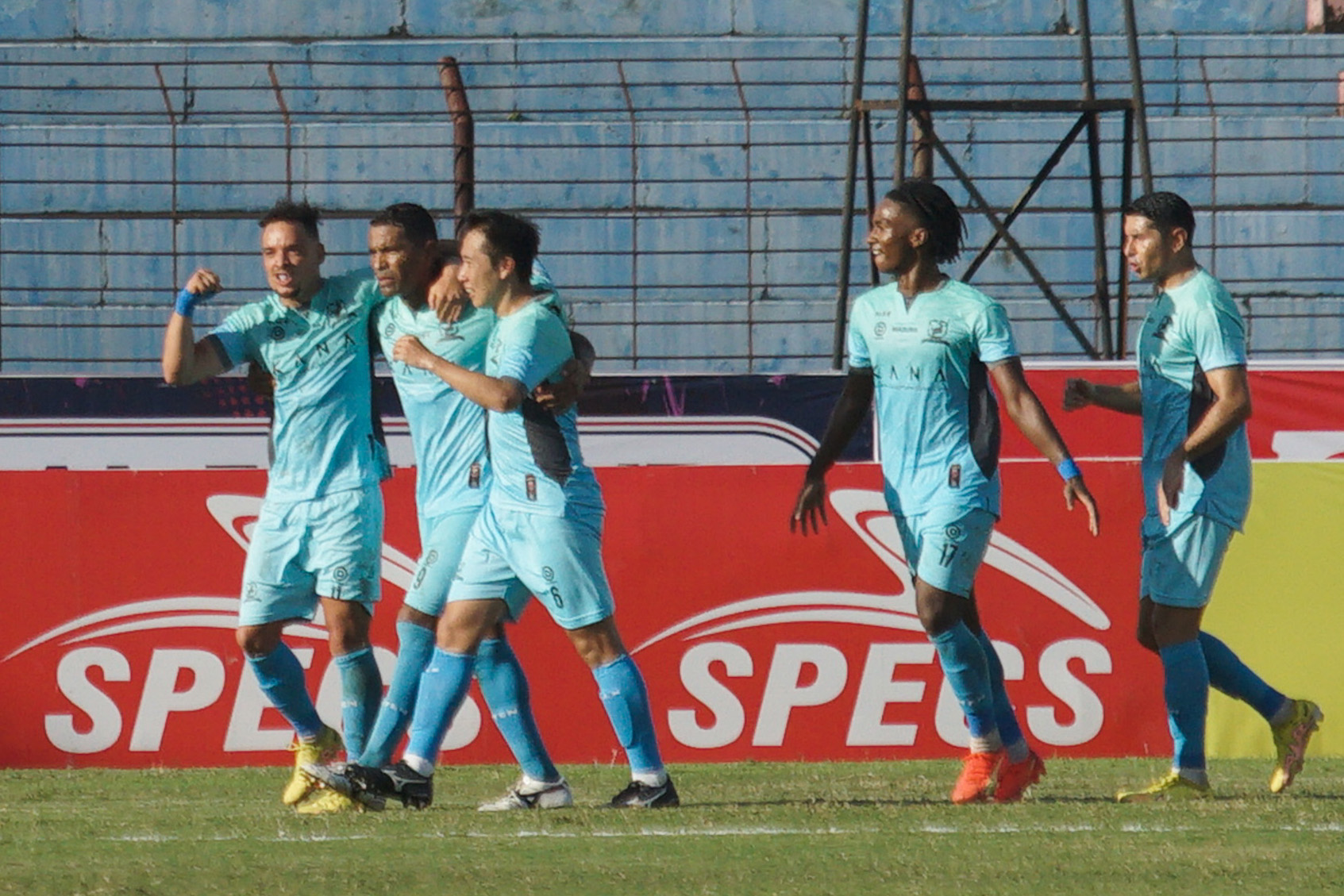  Pesepak bola Madura United Beto (kedua kiri) melakukan selebrasi bersama rekannya