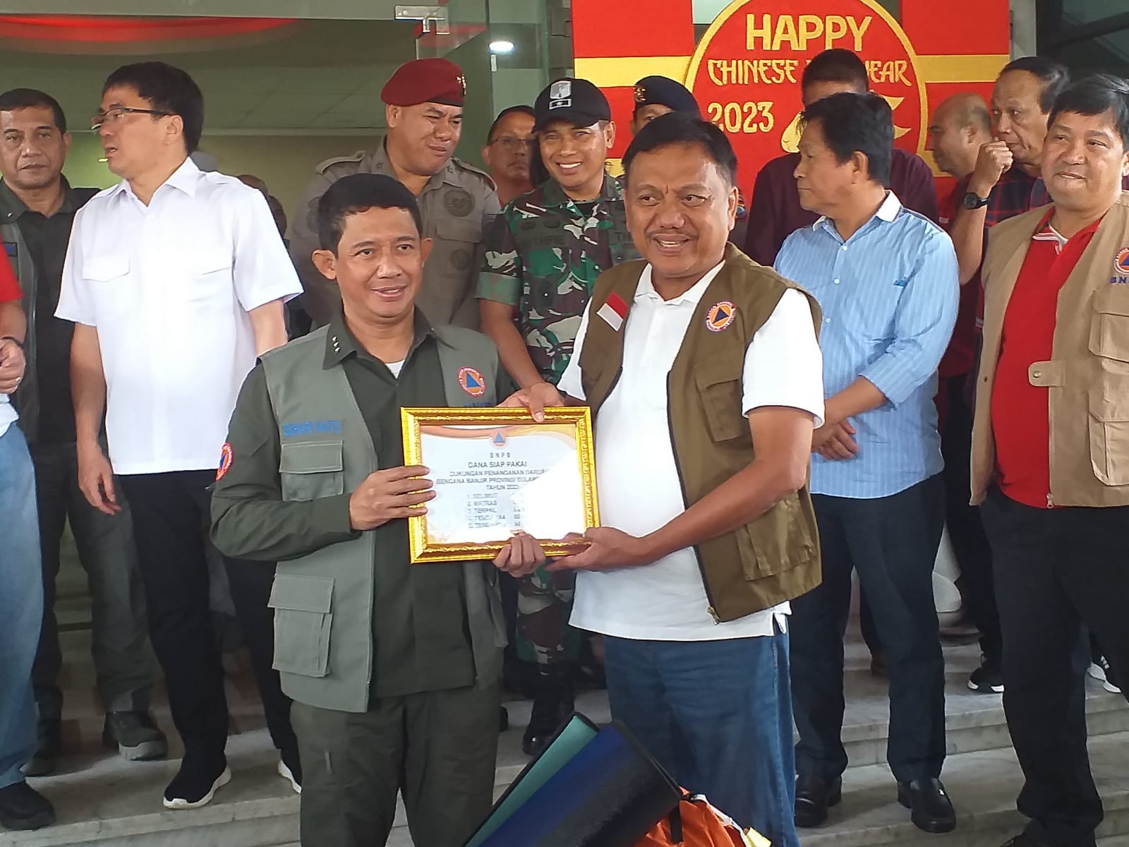  Kepala BNPB Letjen TNI Suharyanto menyerahkan bantuan kepada Gubernur Olly Dondokambey