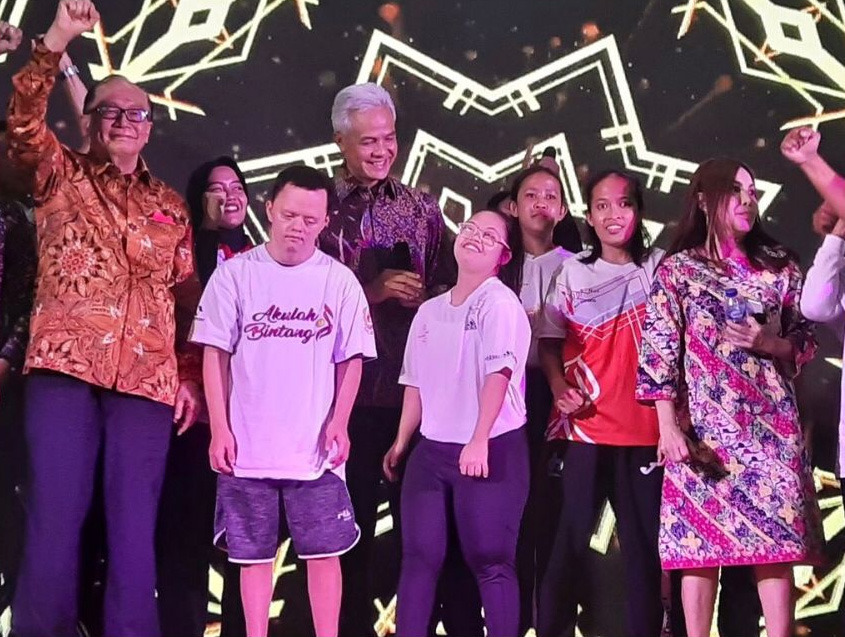 Ketua Dewan Pembina SOIna, Ganjar Pranowo (tengah)