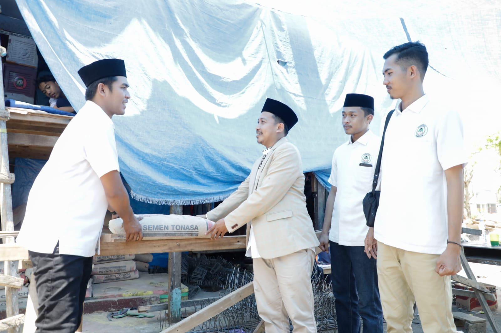 Relawa Santri Dukung Ganjar Sulsel memberikan bantuan semen untuk bantuan berupa bahan material untuk pembangunan pondok pesantren