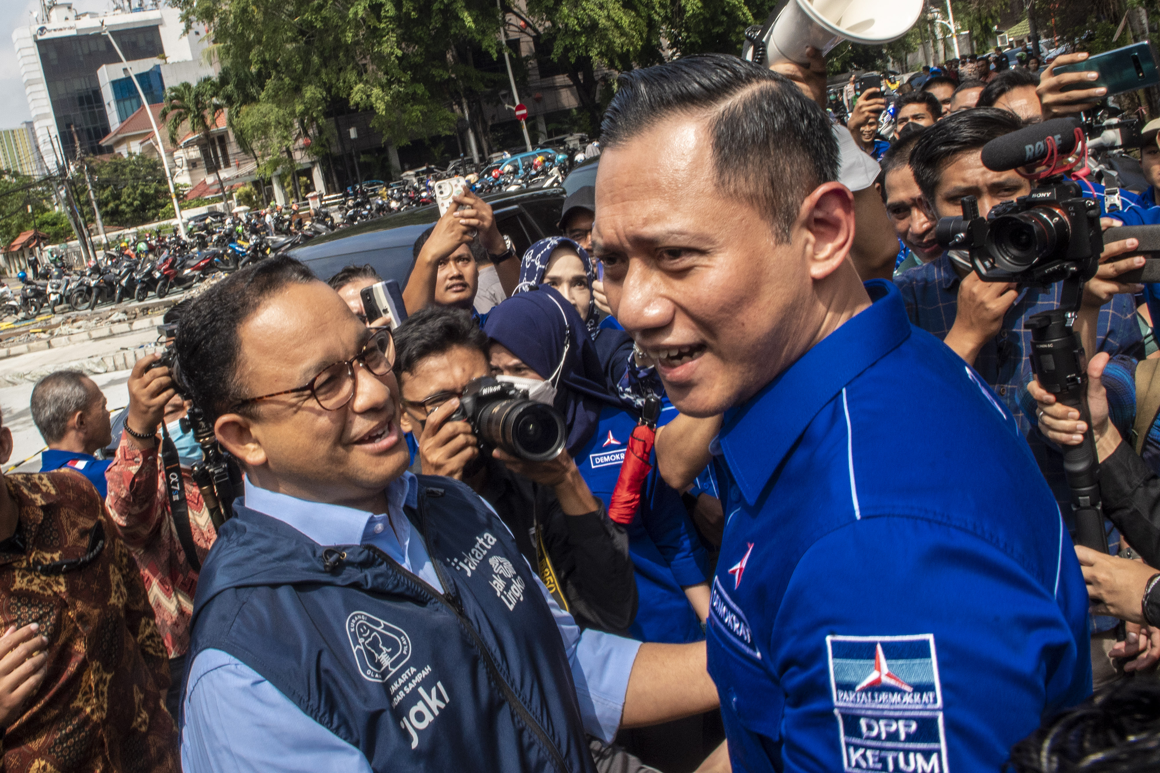 Anies Baswedan (kiri), Agus Harimurti Yudhoyono (AHY) kanan.
