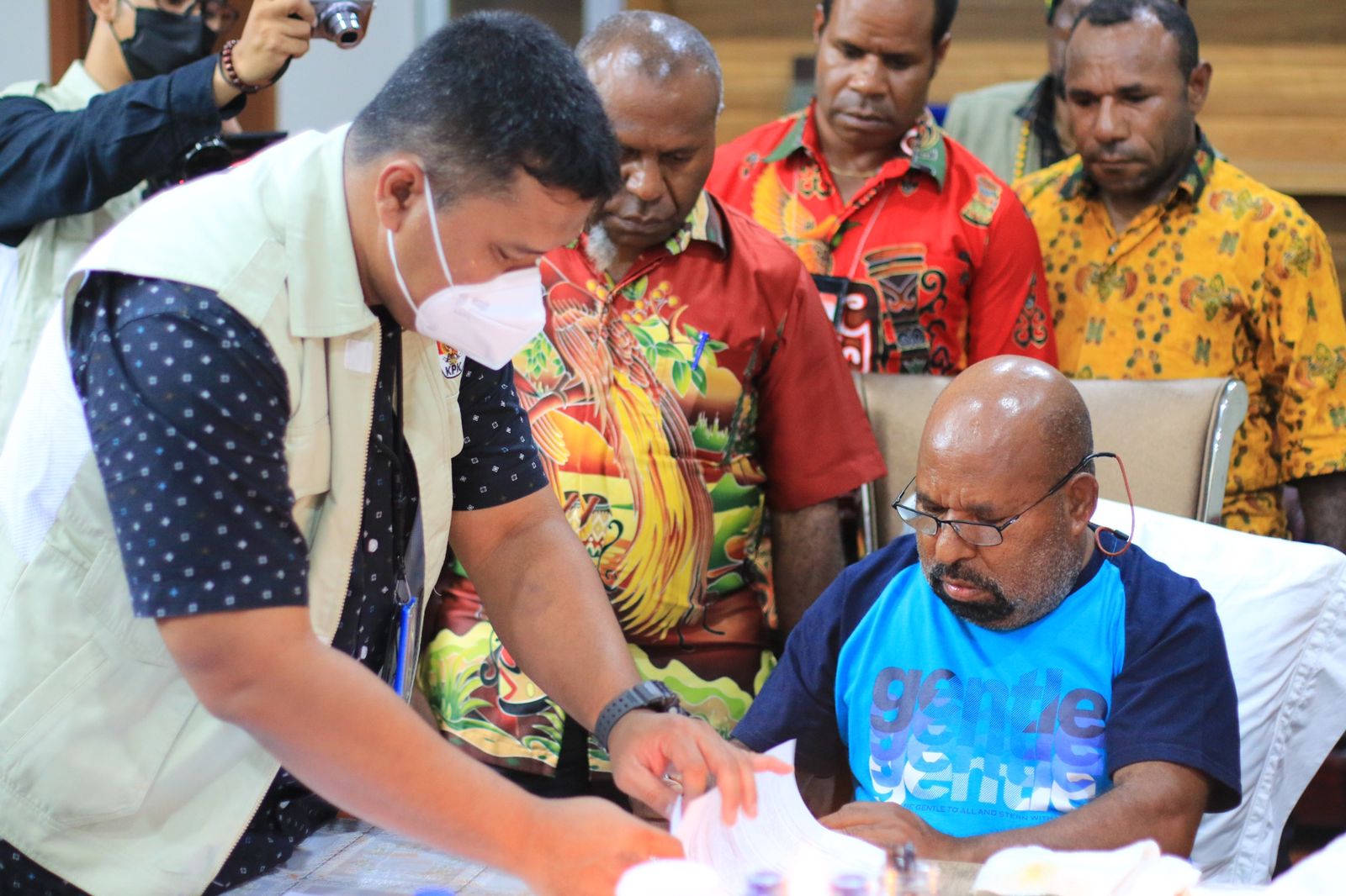 Gubernur Papua Lukas Enembe menandatatangani berkas pemeriksaan dari penyidik KPK