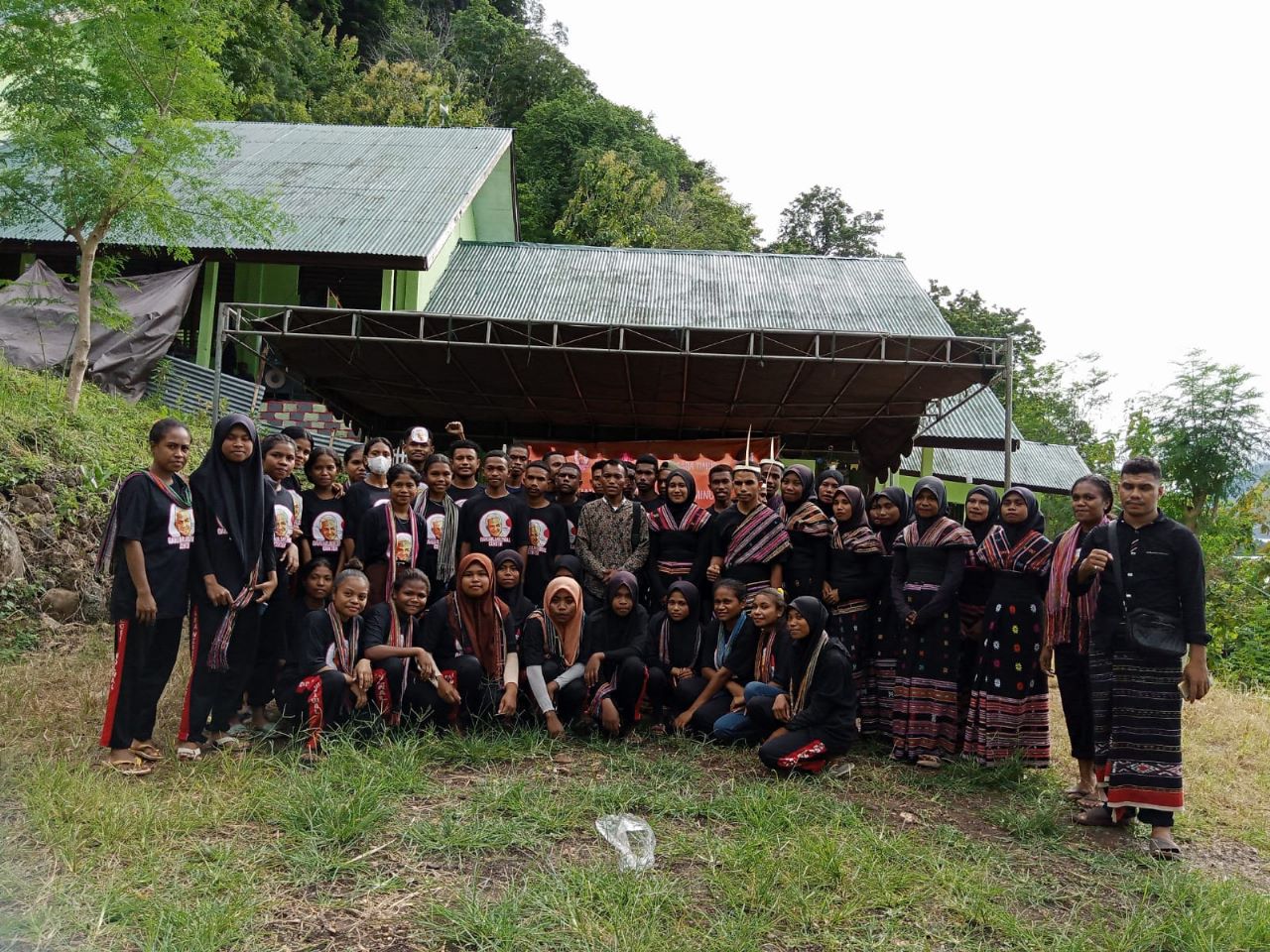 GMC Alor foto bersama peserta lomba tarian Lego-Lego yang merupakan budaya asli daerah tersebut, di Desa Wolwal Tengah, Alor Barat,  Senin (