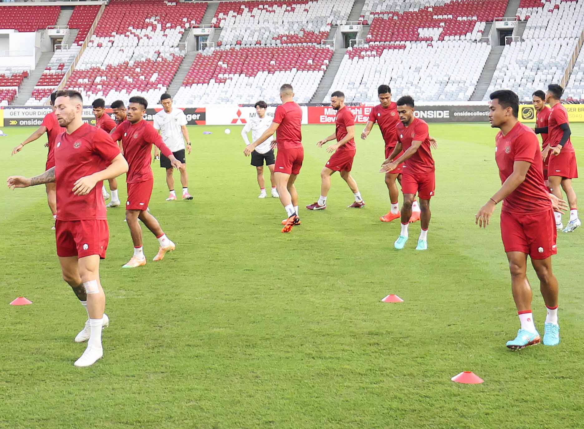 Pemain timnas Indonesia berlatih di Stadion Utama Gelora Bung Karno, Jakarta.