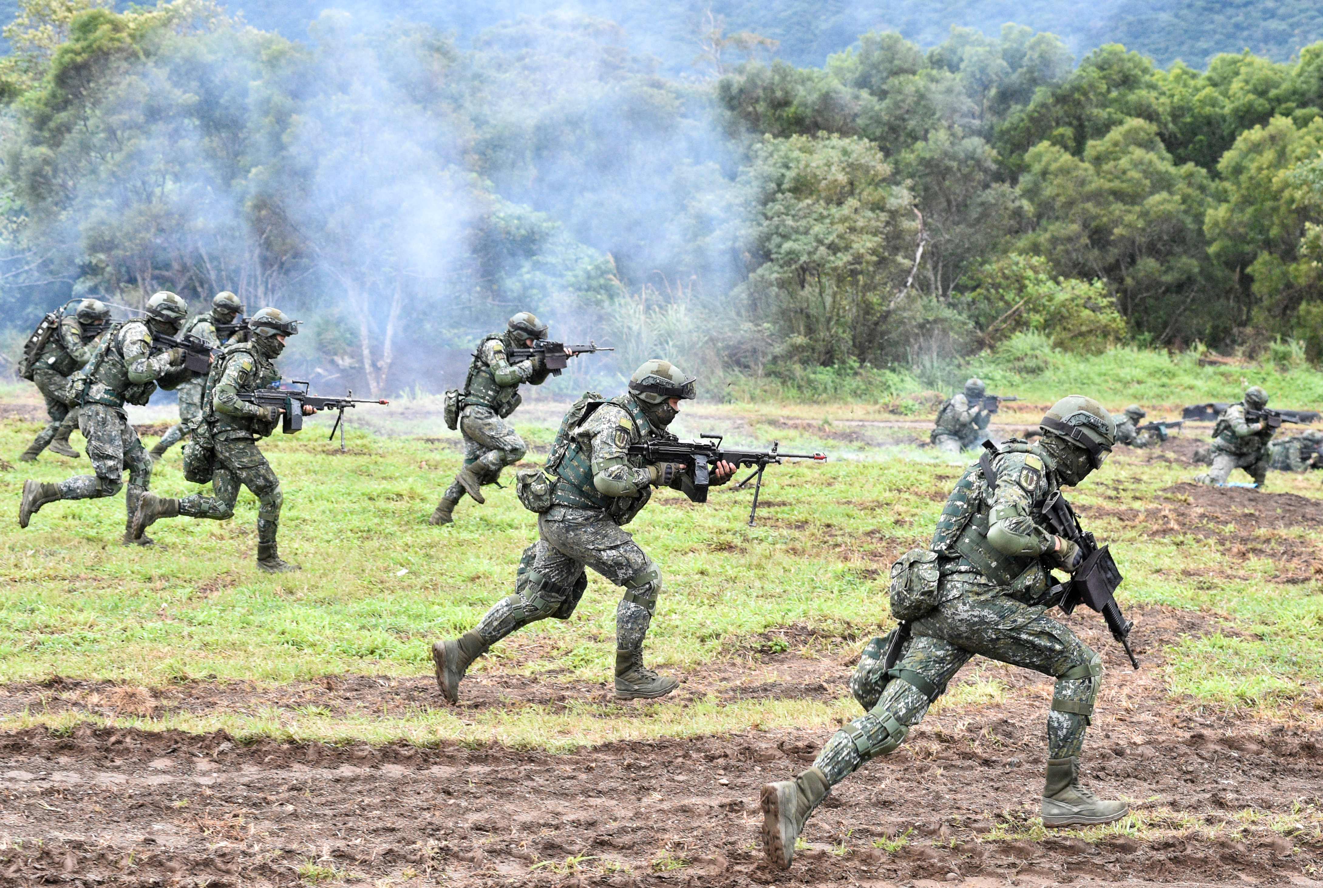 Tentara Taiwan melakukan latihan tempur di wilayah timur Kota Hualien, Taiwan, beberapa waktu lalu. 