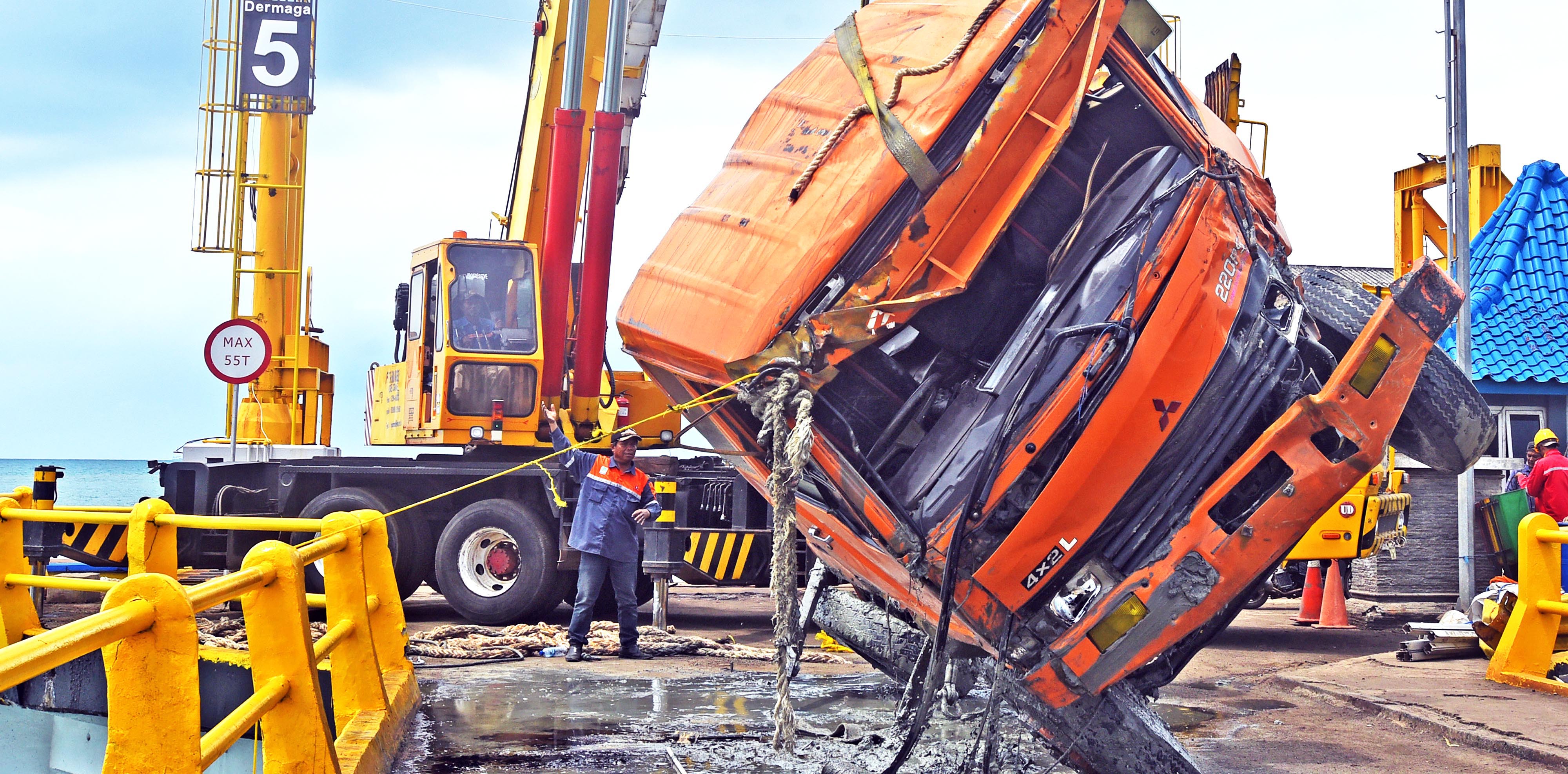 Sepekan Setelah Tercebur di Pelabuhan Merak, Truk Pengangkut Semen Dievakuasi
