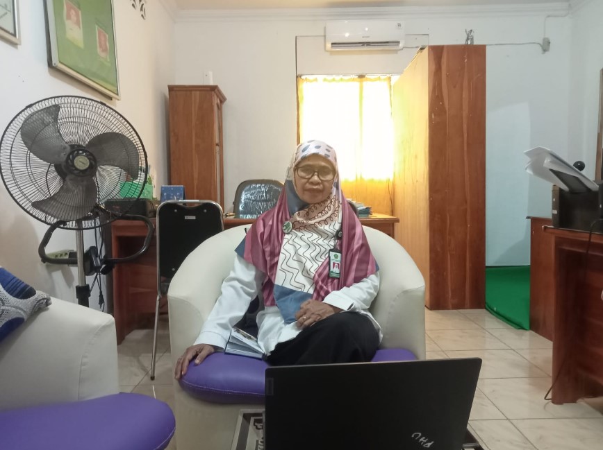 Kepala Penyelenggara Haji dan Umrah Departemen Agama Kabupaten Flotim Saripah Al Maidah