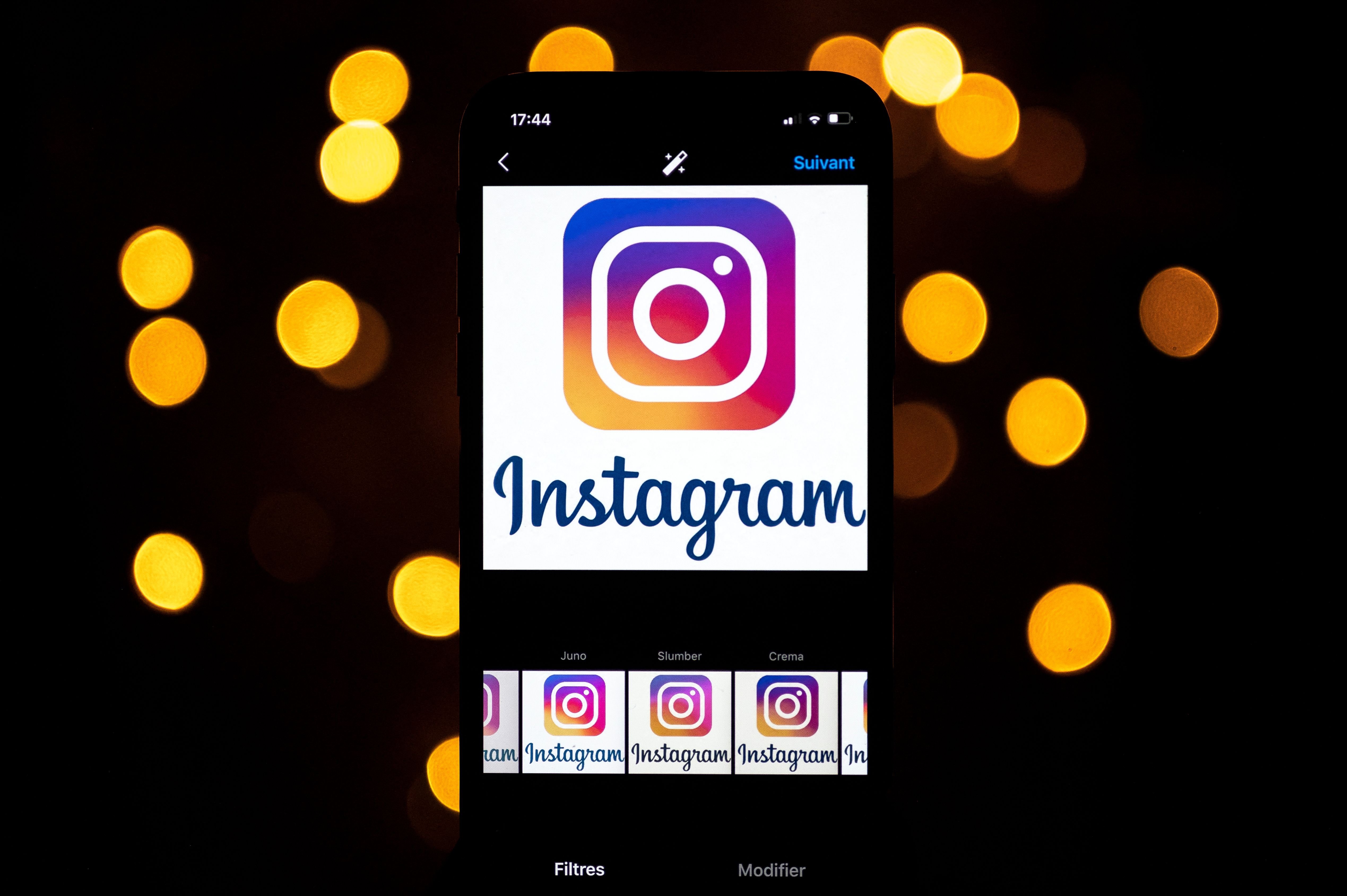 Logo Instagram terlihat di sebuah layar ponsel.