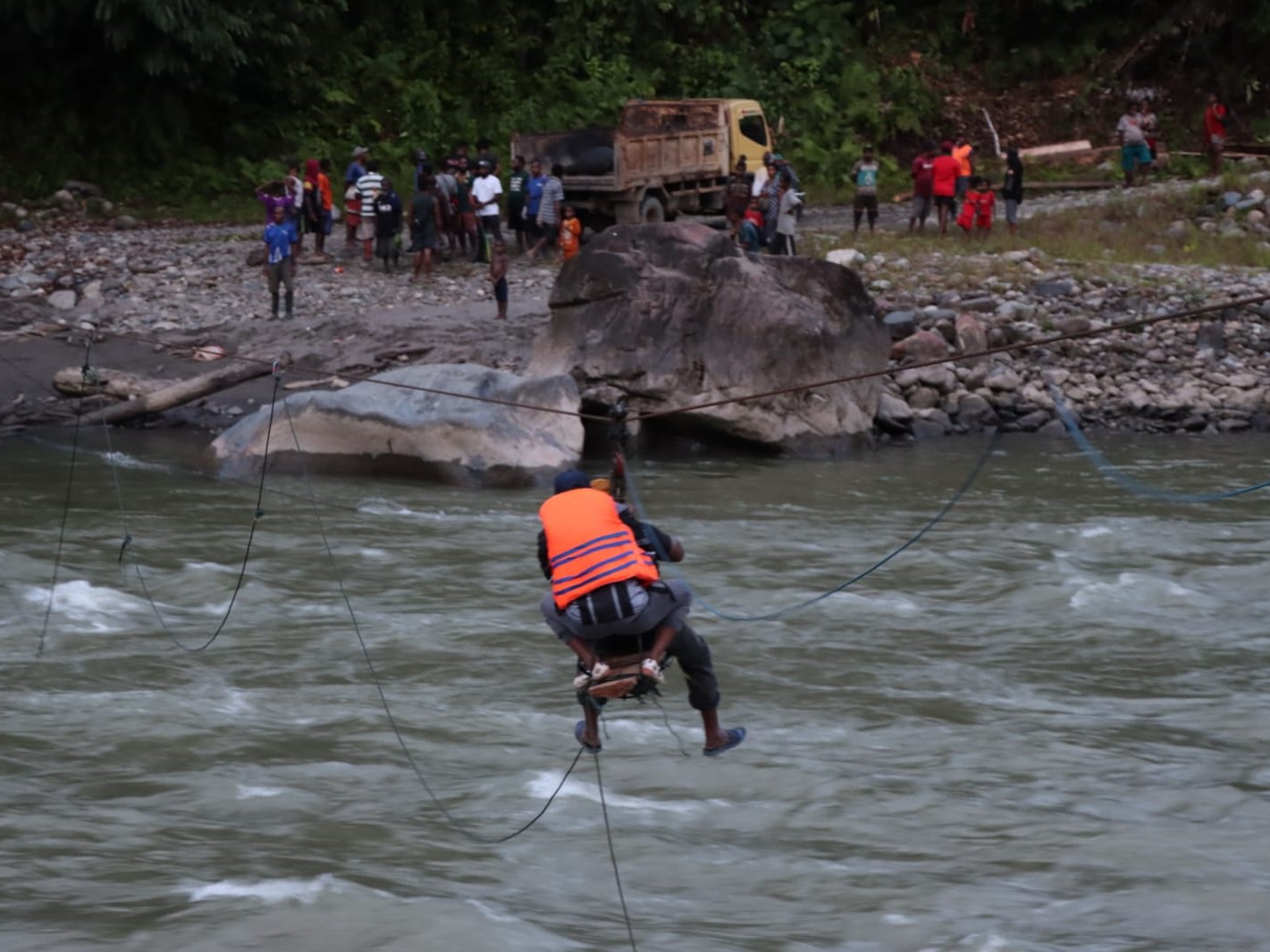 Pencarian korban jembatan putus sungai Digul.