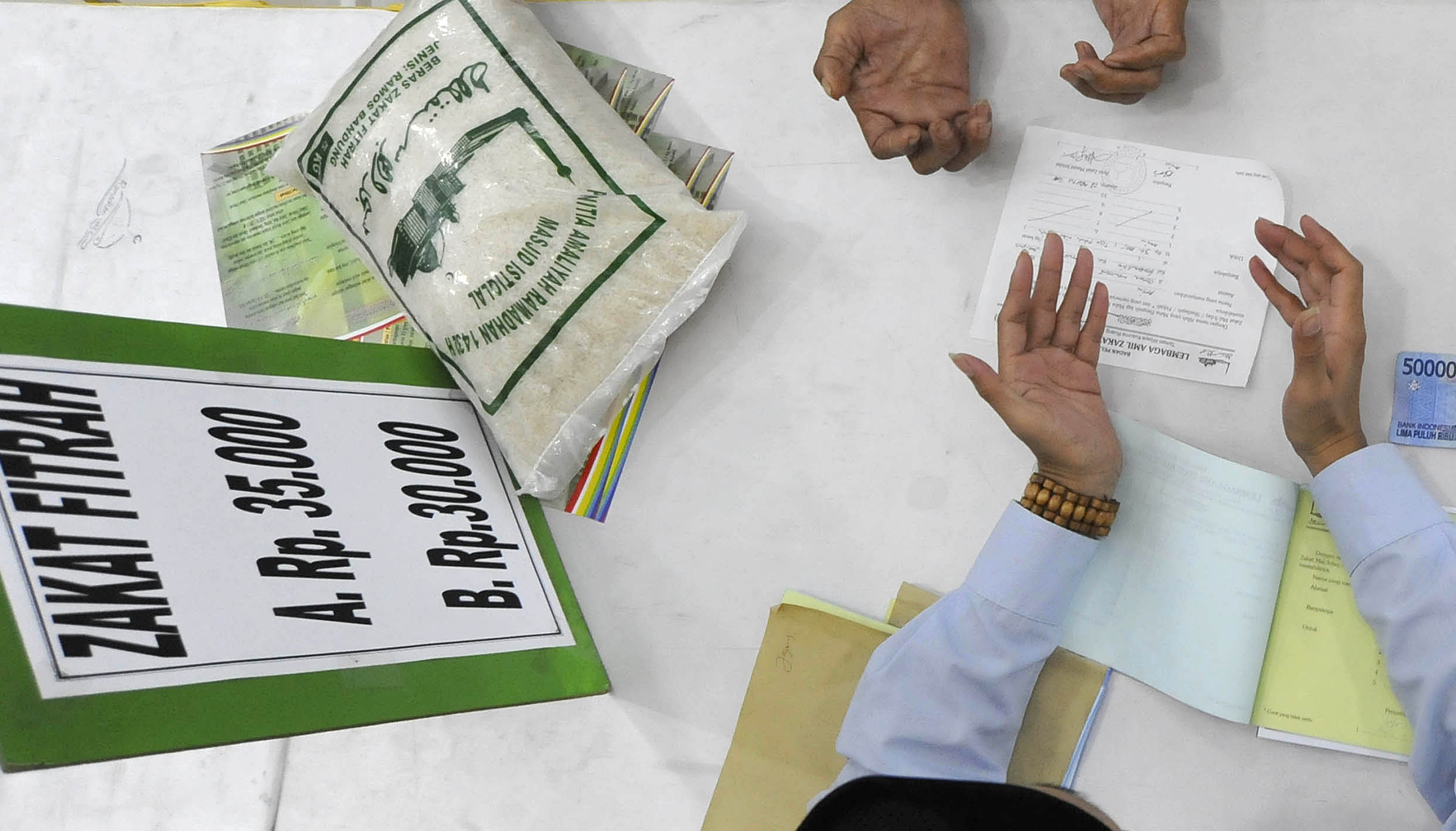 Umat Islam saat membayar zakat fitrah di Masjid Istiqlal, Jakarta Pusat