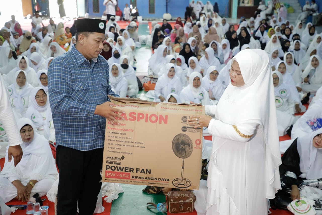SDG menyerahkan sejumlah bantuan untuk Majelis Taklim Khadijah Kubro di Rapak Dalam, Kecamatan Loa Janan, Kota Samarinda, Kaltim, Kamis (19/