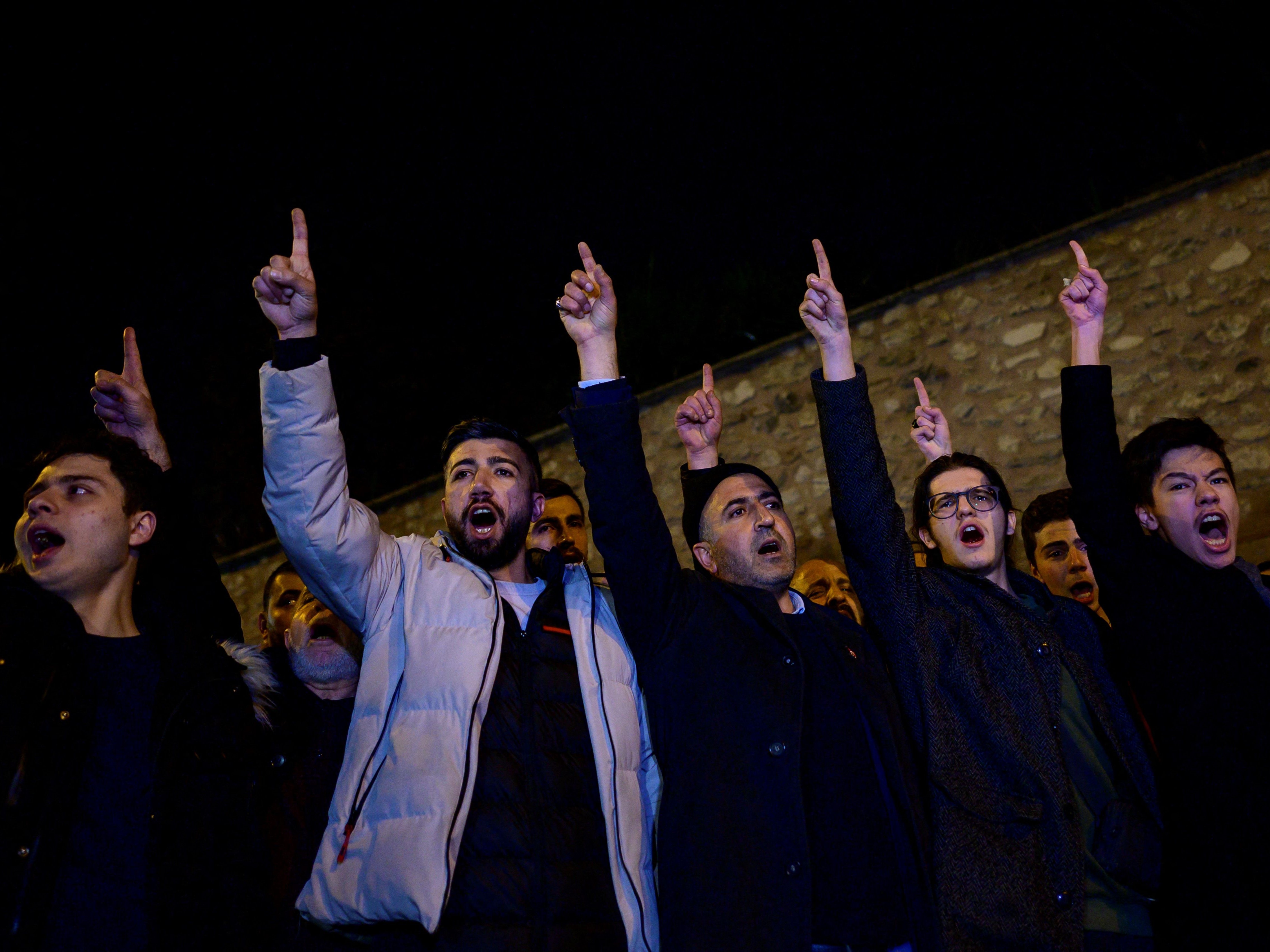 Para pengunjuk rasa berdemonstrasi di depan Konsulat Jenderal Swedia, Istanbul, Turki, Sabtu (21/3). 