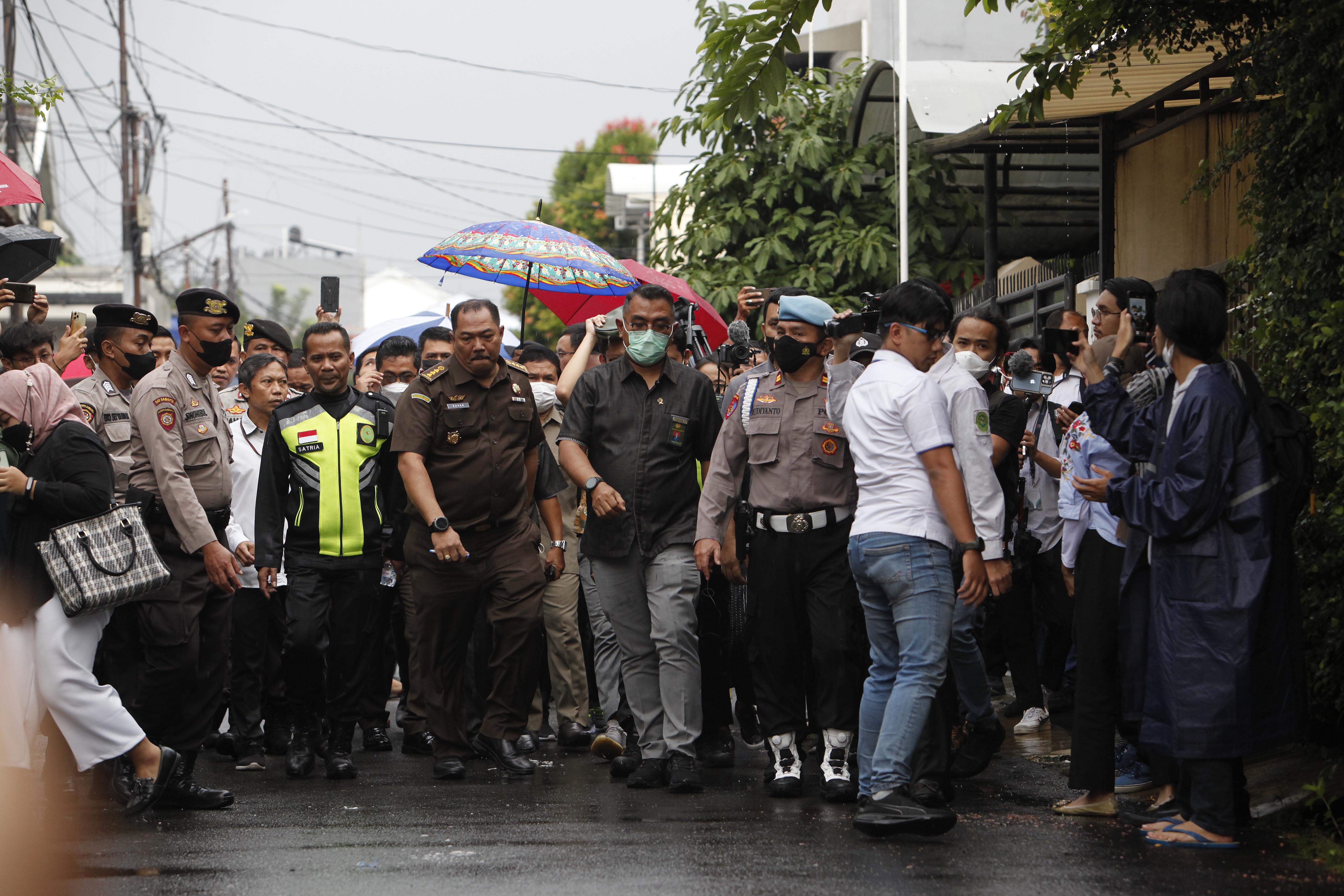  Ketua Majelis Hakim Pengadilan Negeri Jakarta Selatan Wahyu Iman Santosa (tengah) yang meninjau rumah Sambo