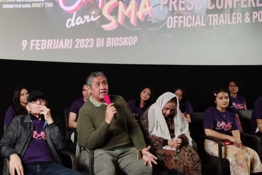 Sutradara film Gita Cinta dari SMA Monty Tiwa (kedua dari kiri).