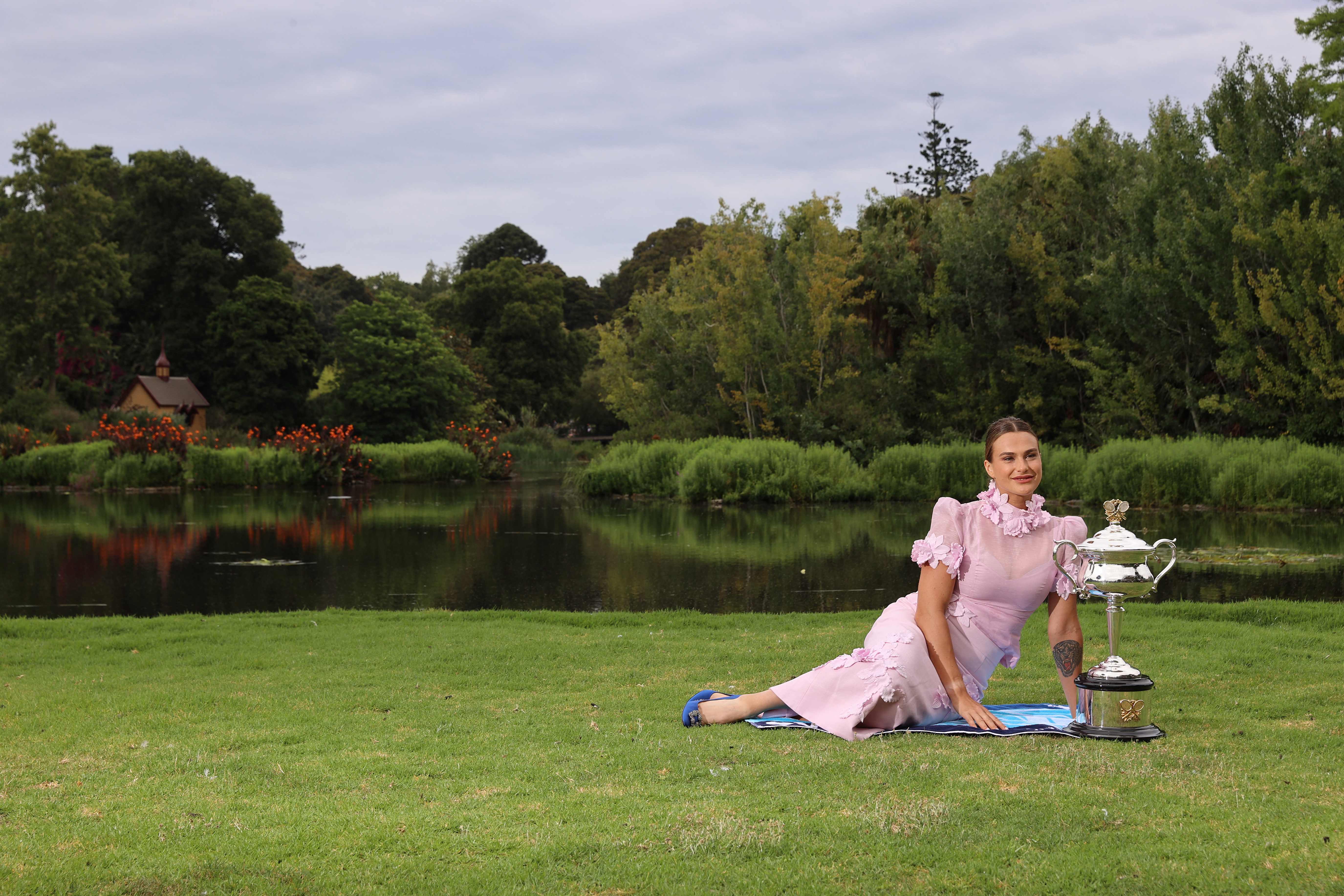 Juara Australia Terbuka Aryna Sabalenka dalam sesi pemotretan di Royal Botanic Garden, Melbourne.