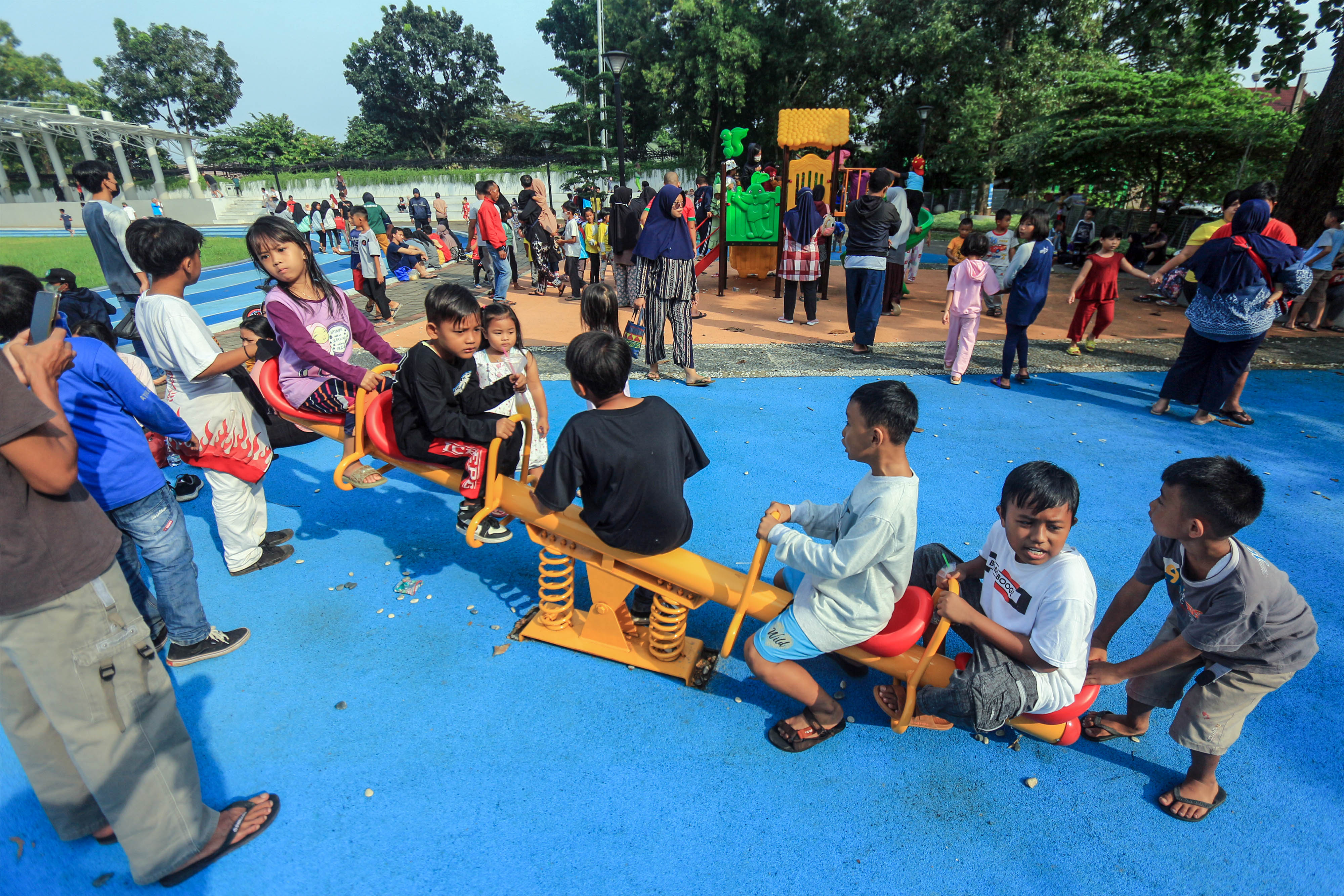 Sejumlah anak bermain di Alun-Alun Cirimekar , Cibinong, Kabupaten Bogor, Jawa Barat saat liburan sekolah.