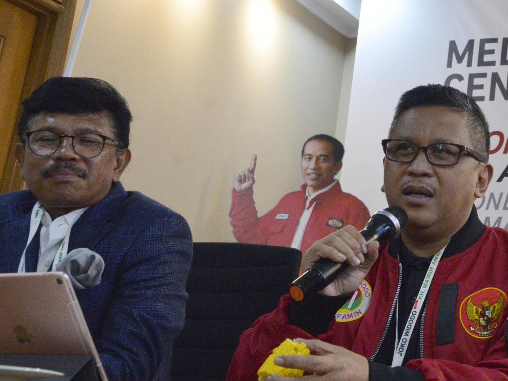 Johnny G Plate (kiri) dan Hasto Kristiyanto. 