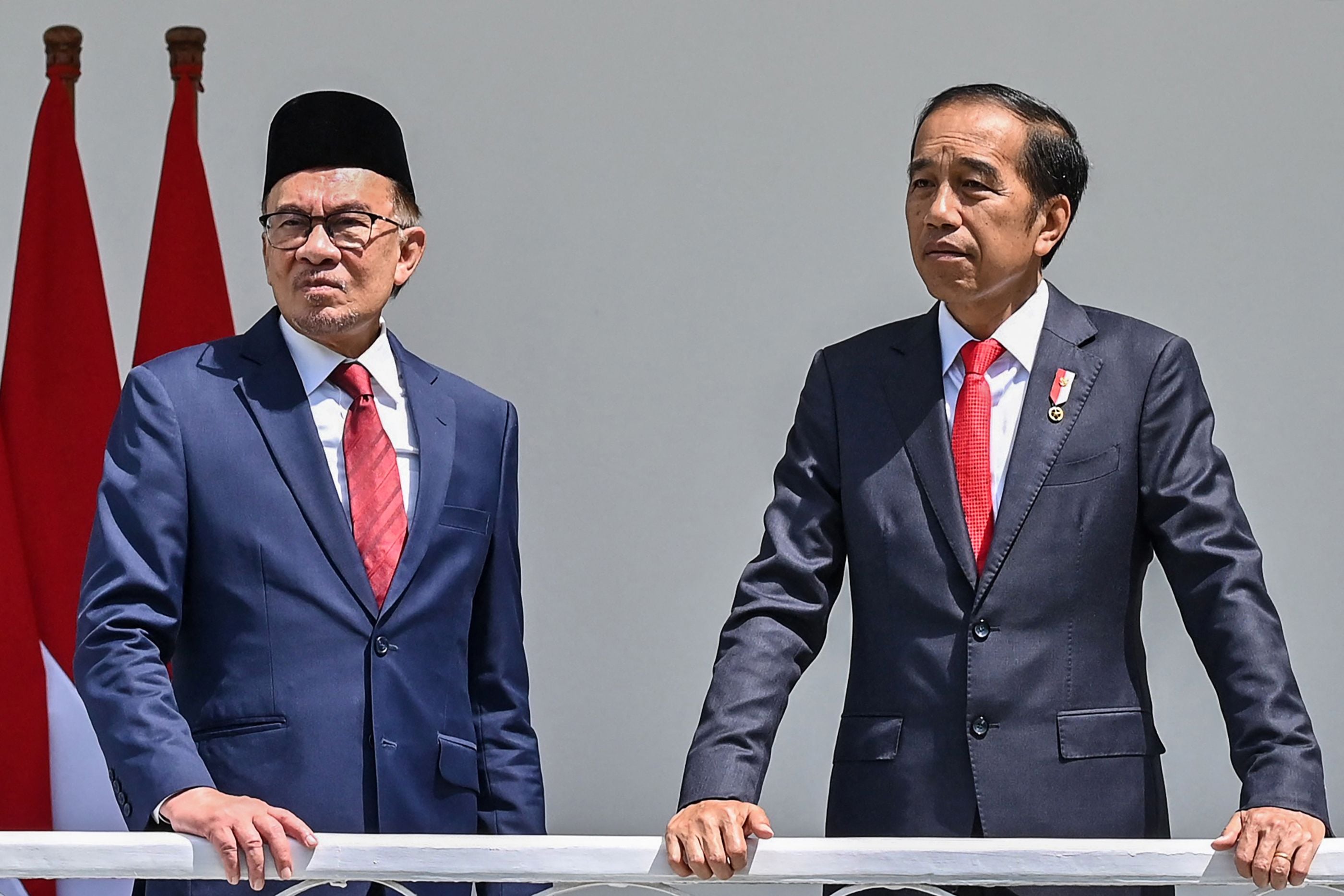 Presiden Joko Widodo (kanan) bersama Perdana Menteri Malaysia Anwar Ibrahim