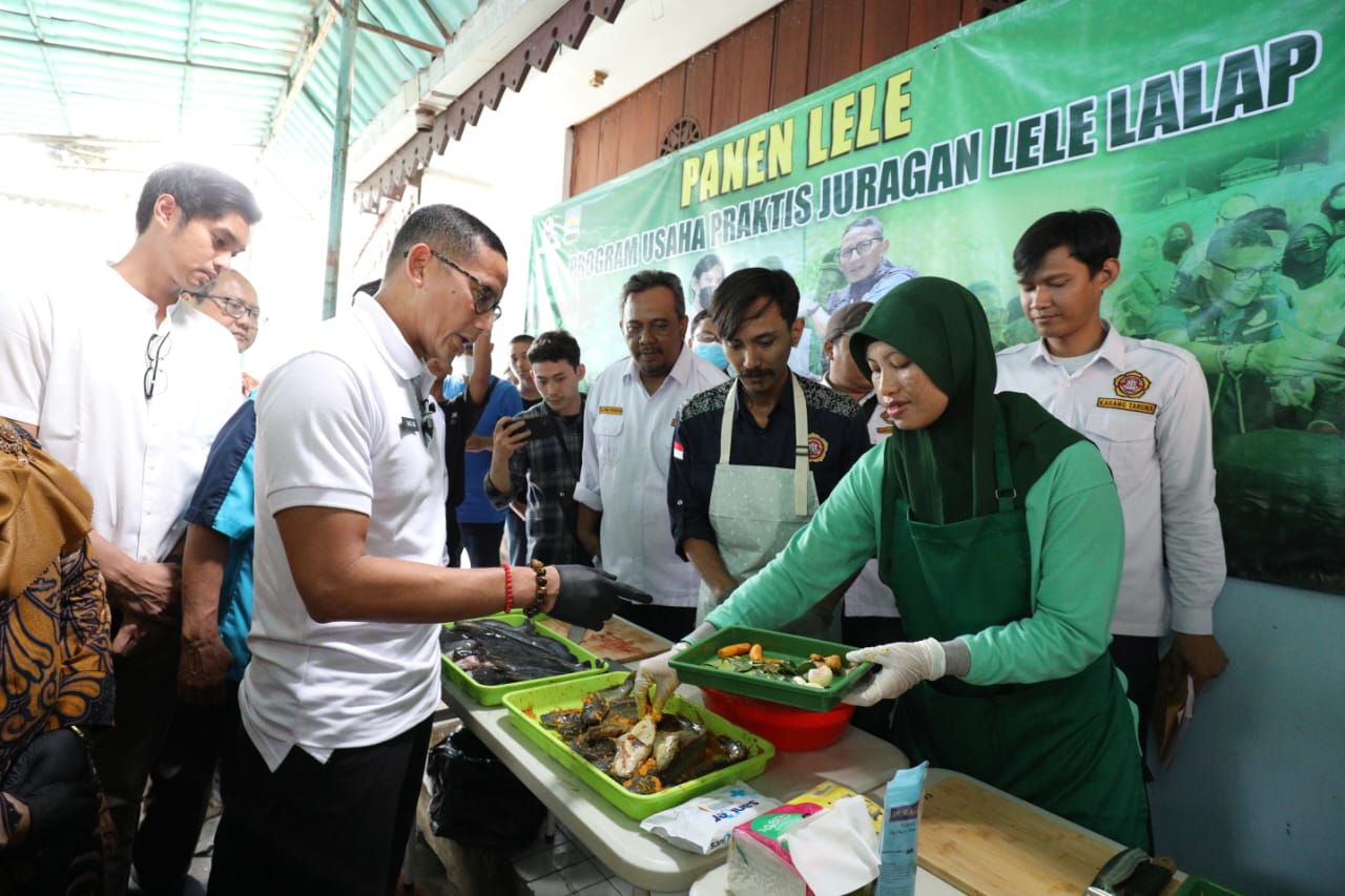 Menparekraf Sandiaga Uno bersama Karang Taruna Kelurahan Kebon Baru, Jaksel memanen hasil budidaya ikan dalam ember lewat program 'Juragan L