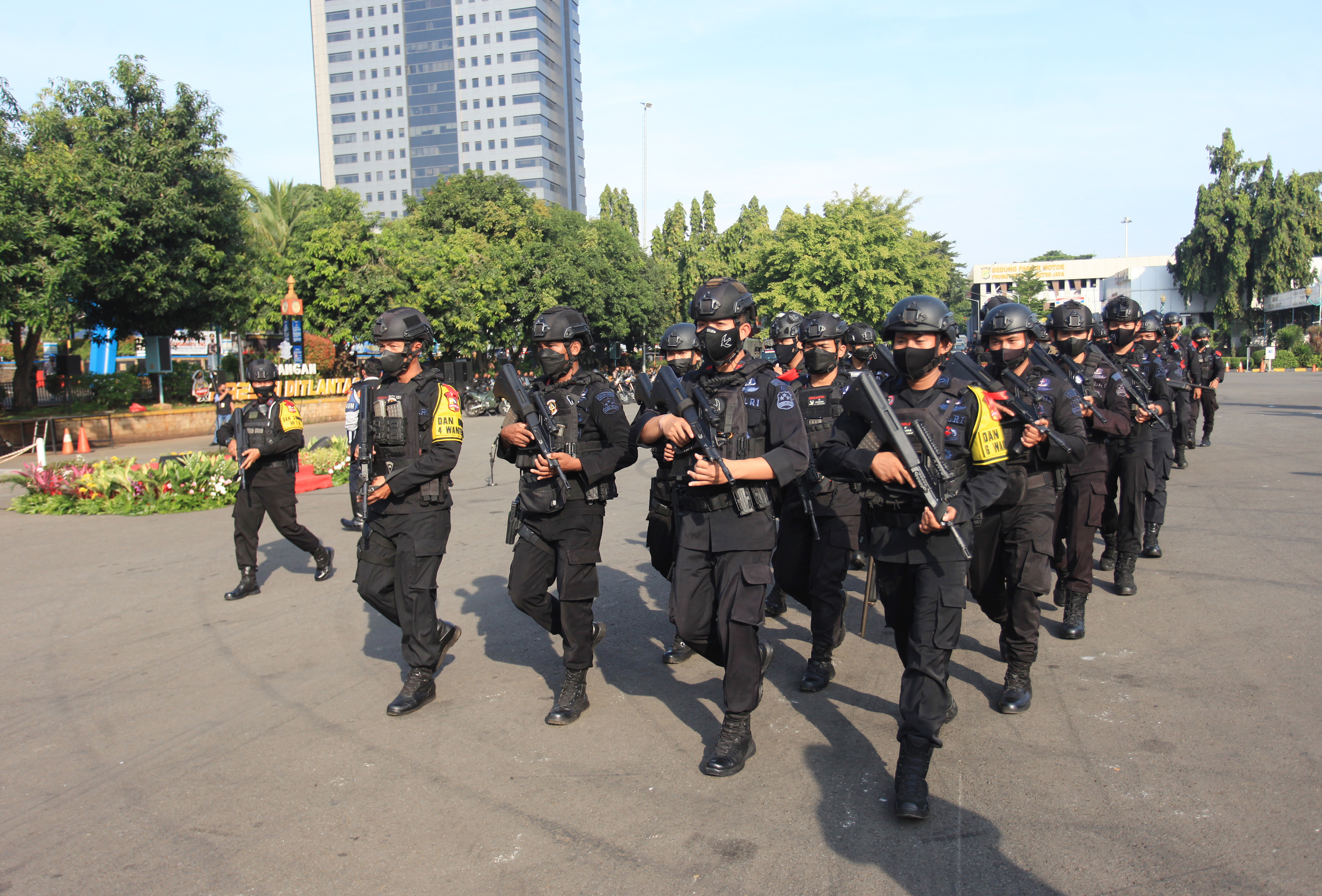 Sejumlah personel kepolisian bersiap sebelum melakukan Operasi Lilin Jaya.