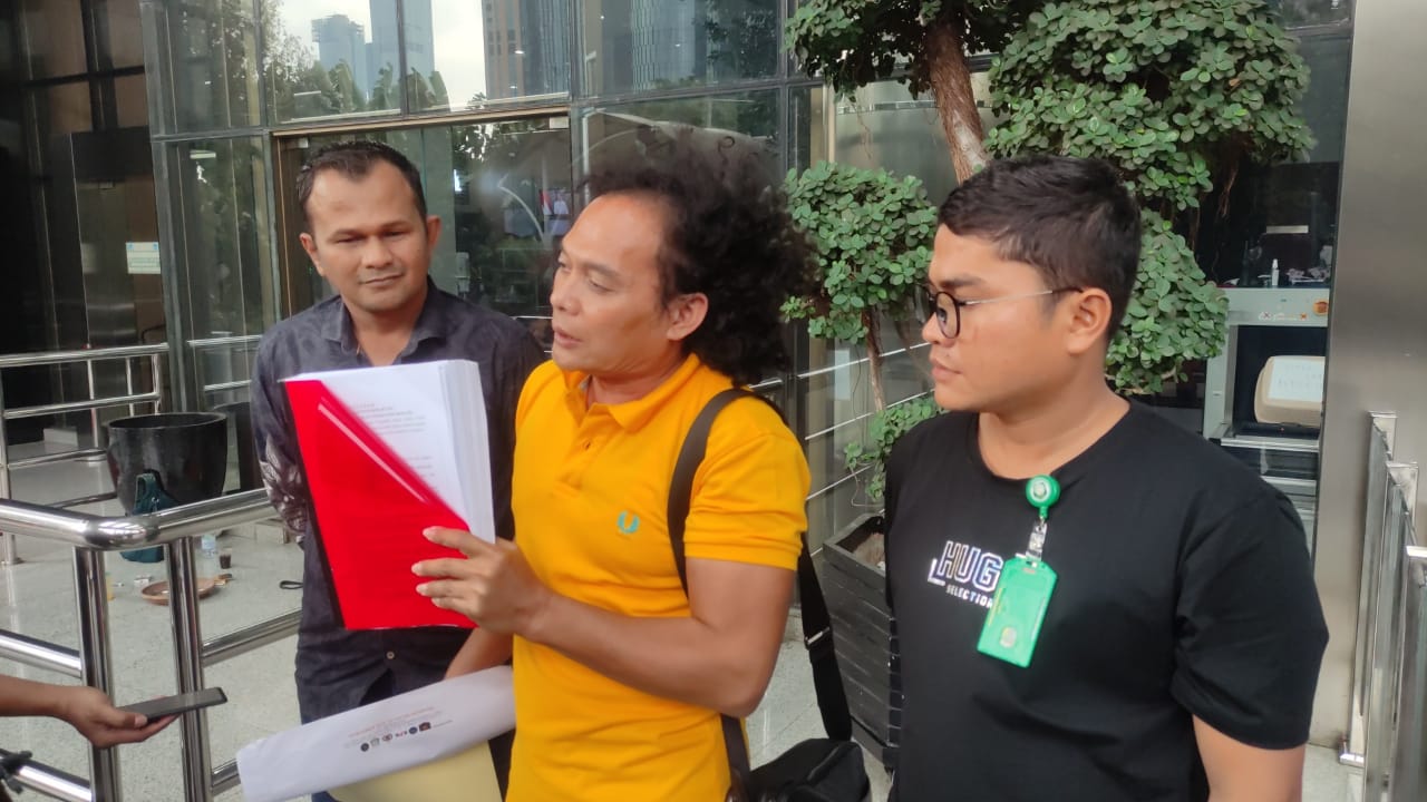 Ketua DPD LI Bapan Kepri, Ahmad Iskandar Tanjung (kiri) dan kuasa hukumnya, Deolipa Yumara (tengah) datang ke Kantor KPK, Jakarta.