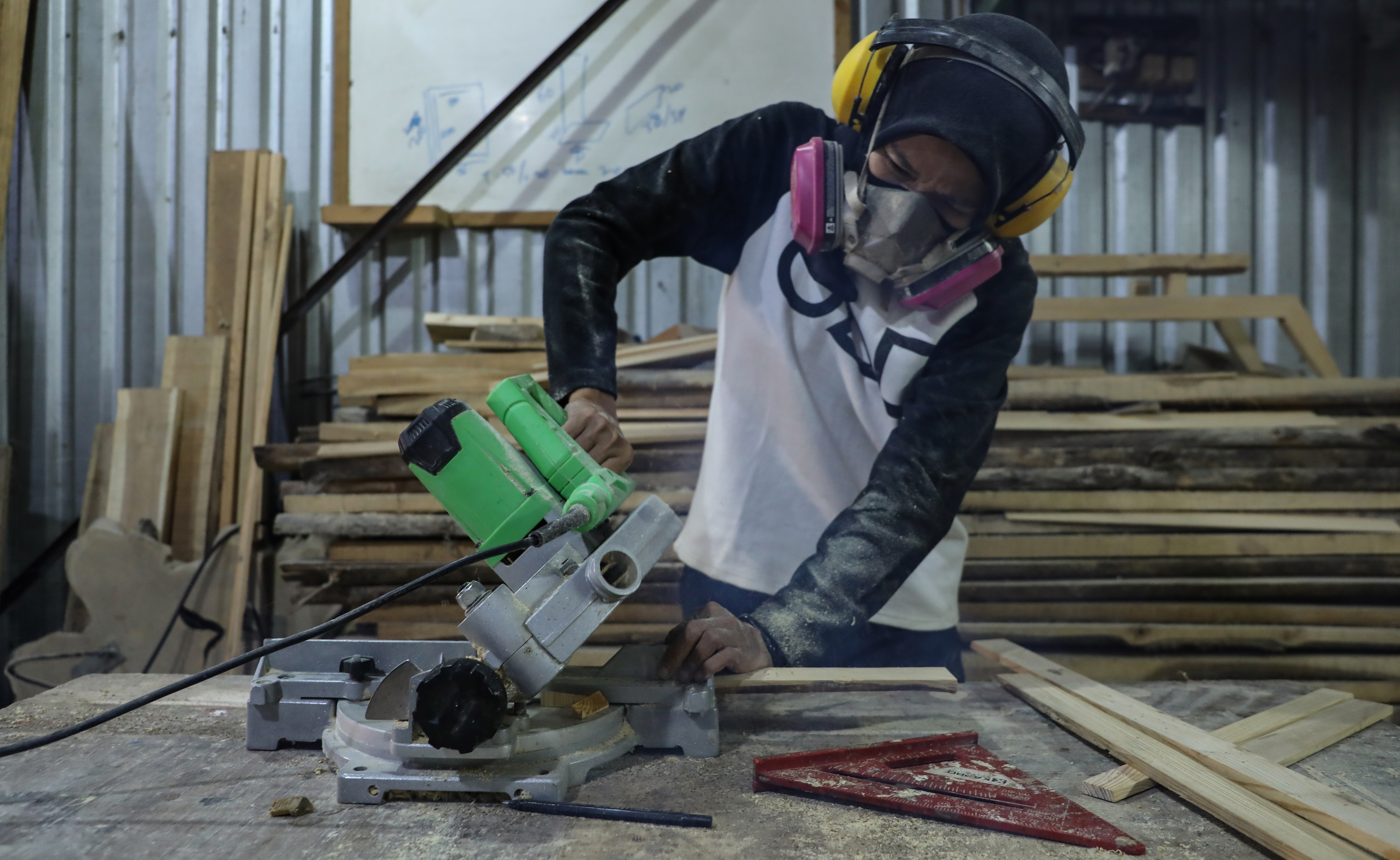 Sesa Susanti yang berprofesi sebagai tukang kayu.