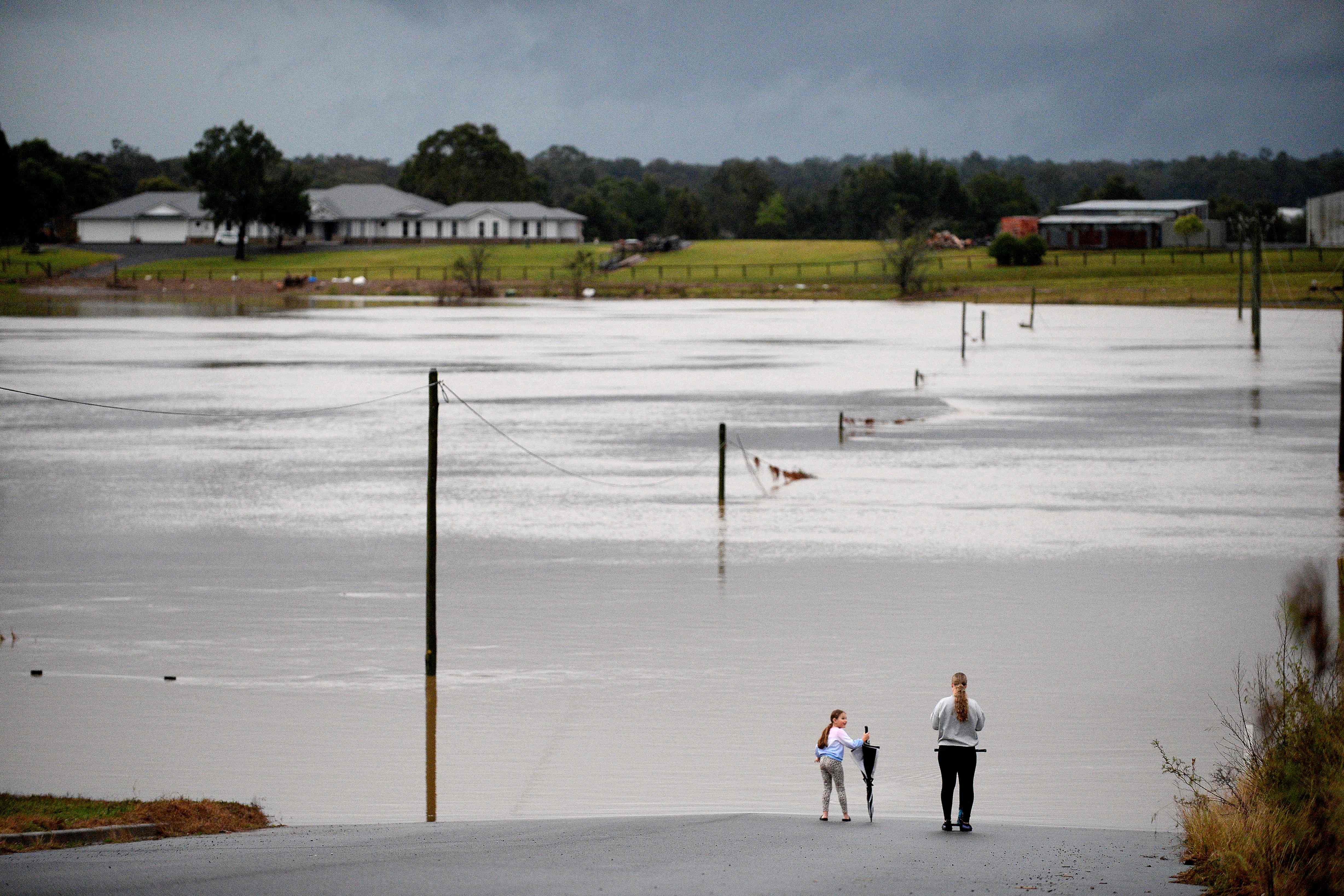 Banjir yang melanda Australia akibat luapan Sungai Hawkesbury, barata laut Sydney, Jumat (6/1).