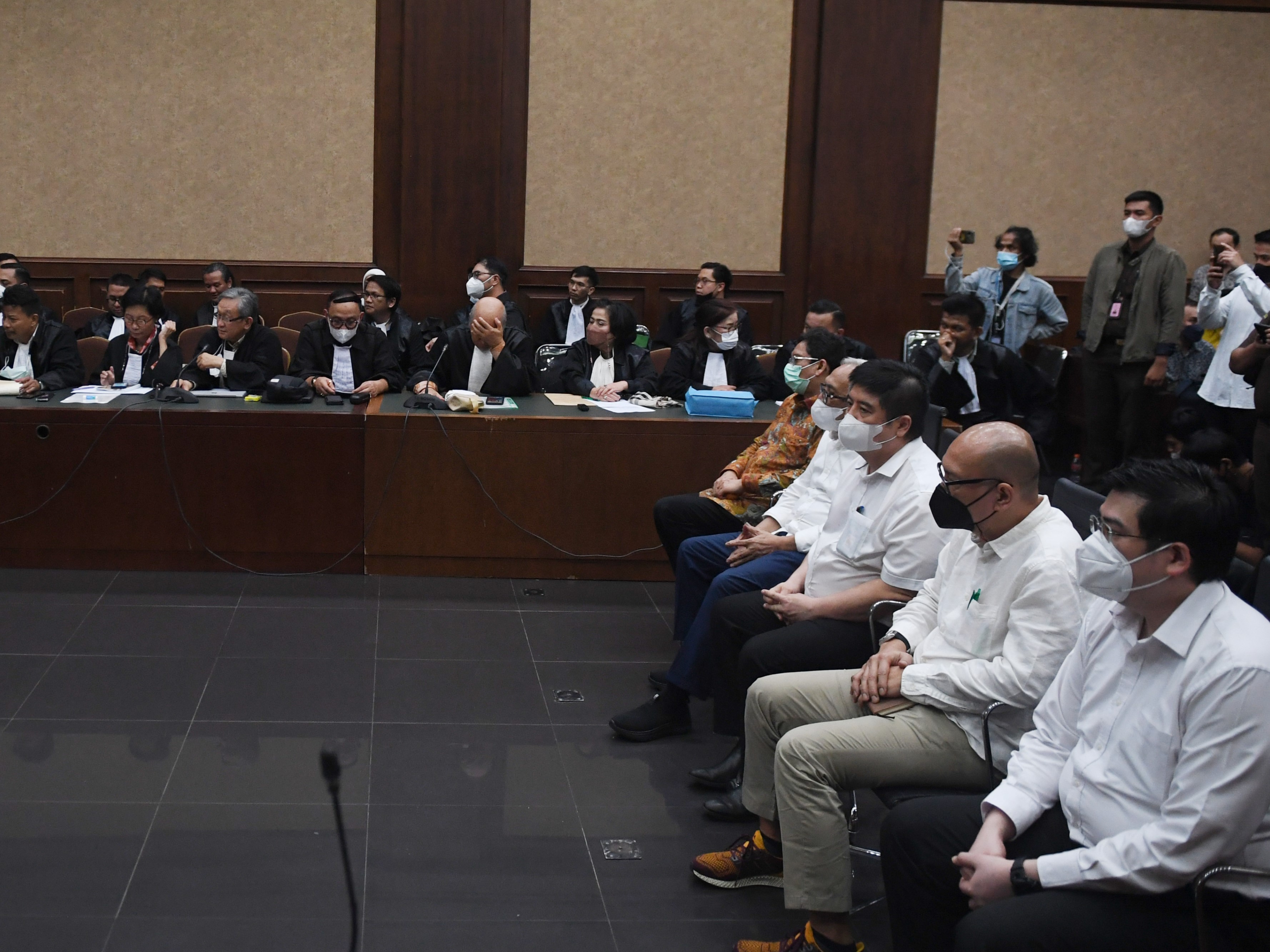 Terdakwa kasus korupsi persetujuan ekspor minyak sawit mentah (CPO) termasuk minyak goreng.