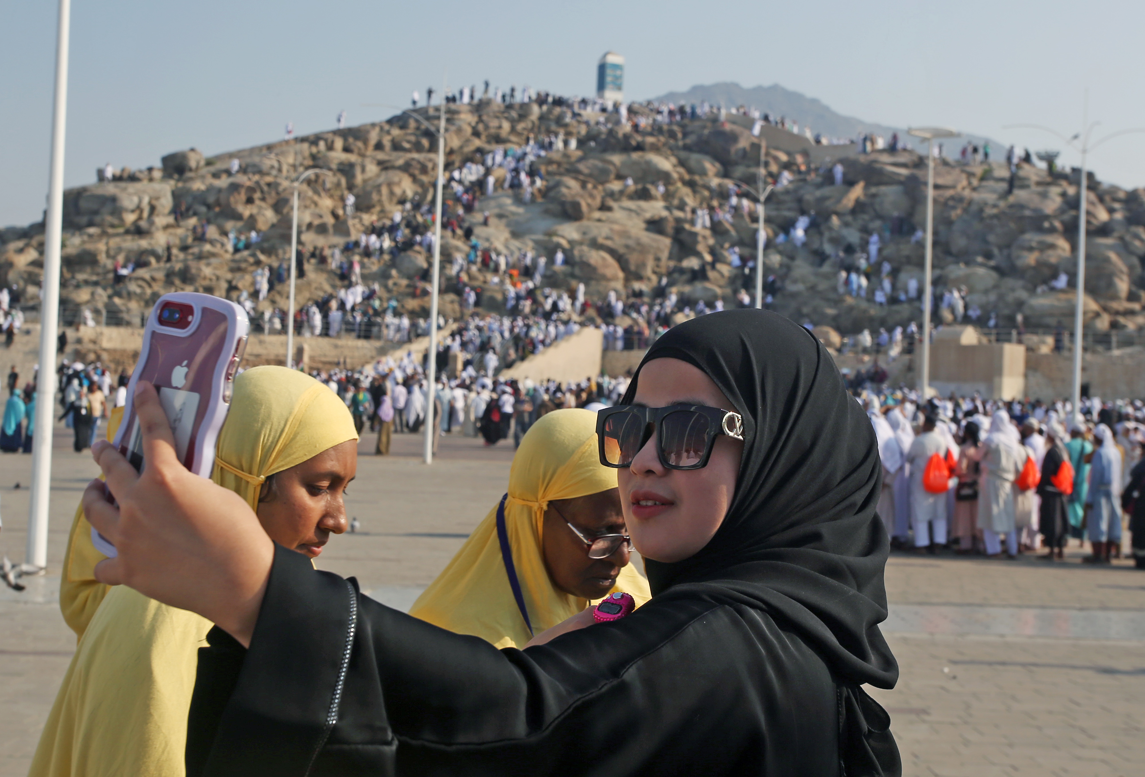 Jamaah umrah asal Indonesia berswafoto dengan latar belakang Jabal Rahmah di Mekkah, Arab Saudi, Sabtu (3/12/22022).