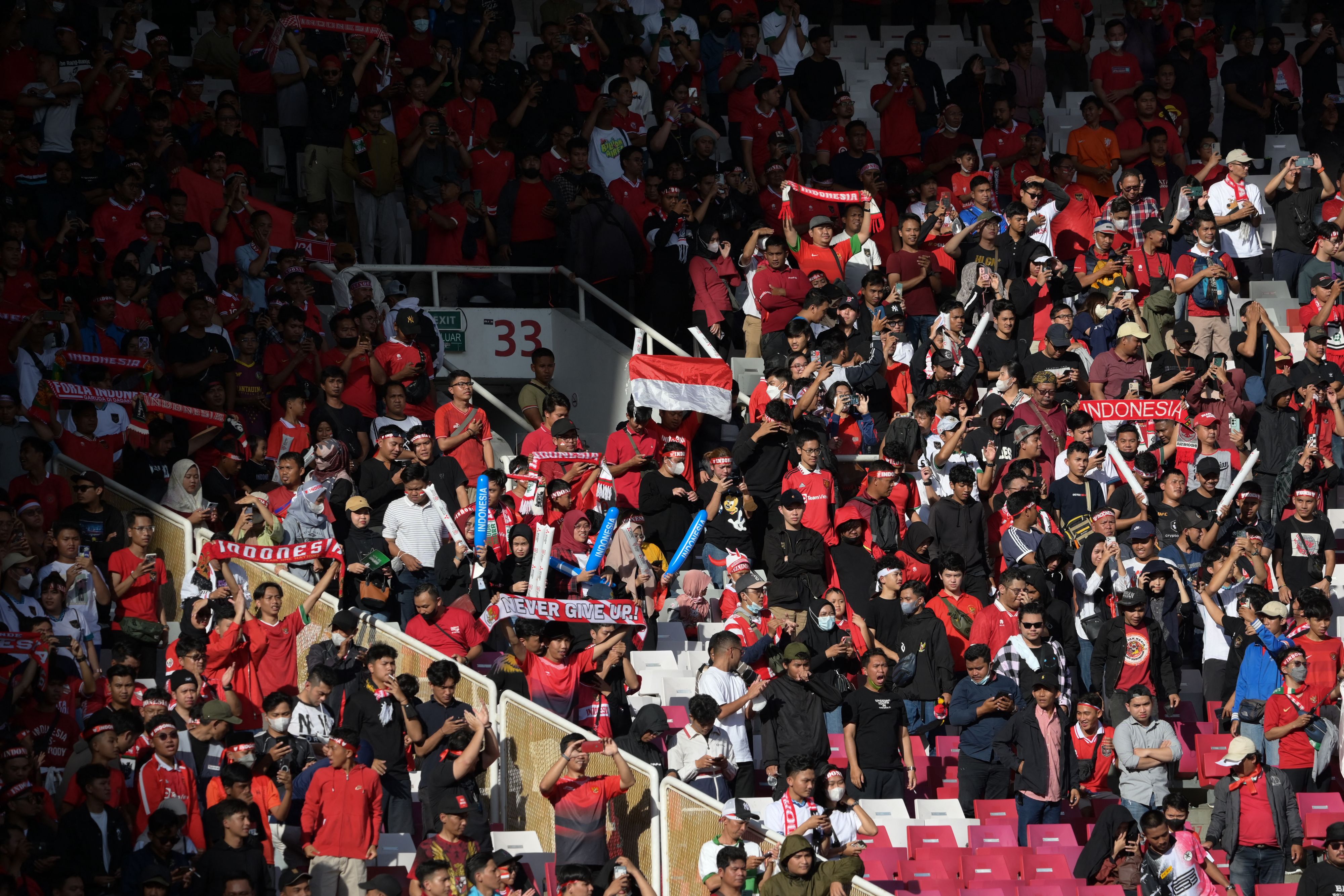 Suporter sepak bola Indonesia saat hadir di Stadion GBK pada Semifinal leg pertama melawan Vietnam.