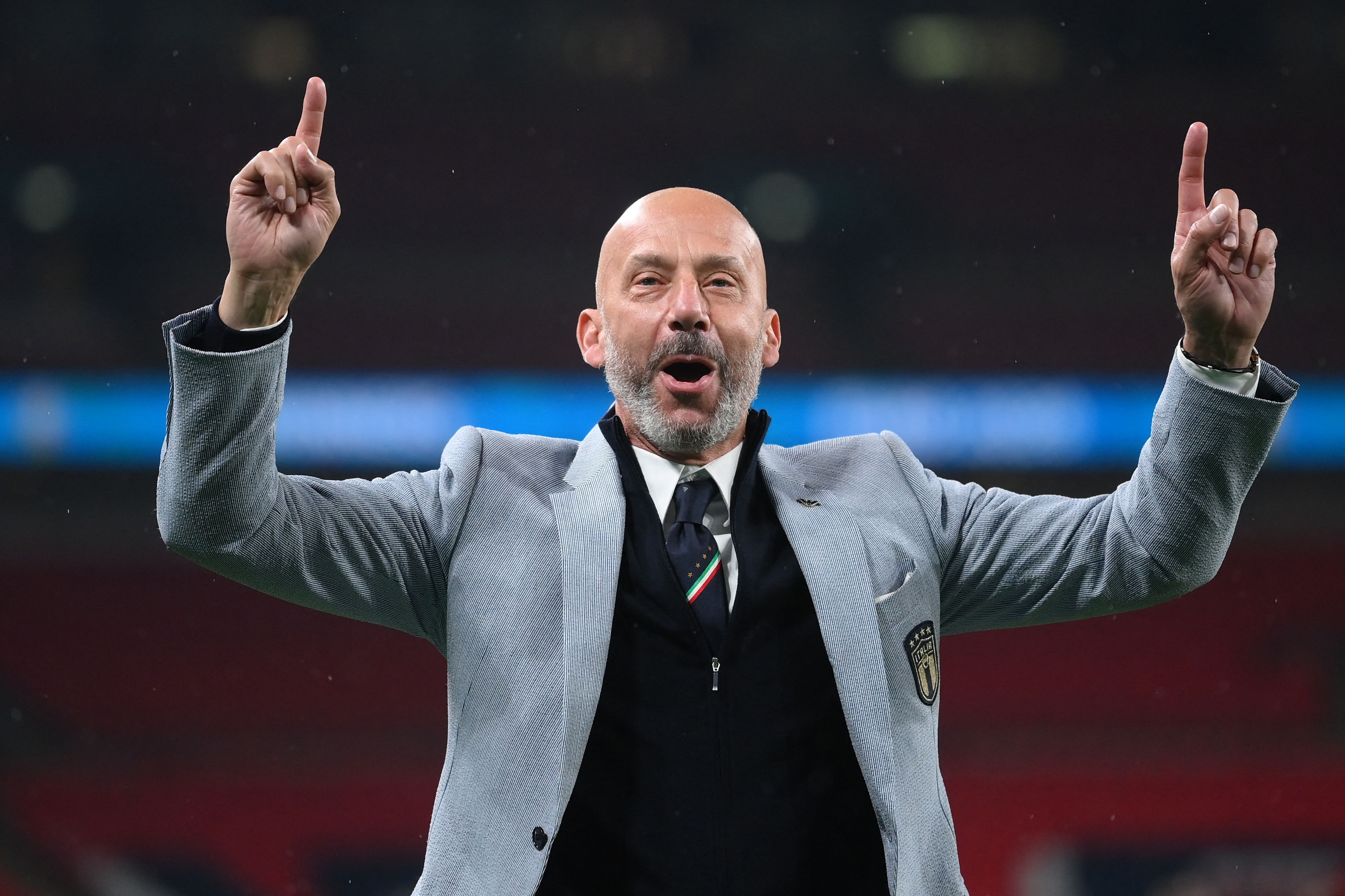 Mantan bintang Italia Gianluca Vialli menyapa suporter setelah timnas memenangi Euro 2020 lalu.