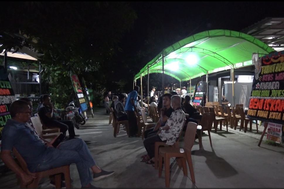 Situasi di rumah duka.