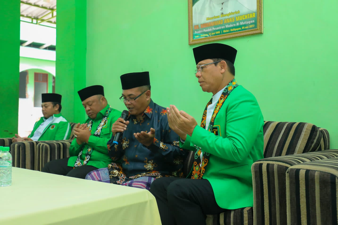 Plt Ketua Umum PPP Muhamad Mardiono (kanan) saat sowan ke Pengasuh Ponpes Modern Al-Muttaqien Kiai Imam Taufiq Syahrul, Balikpapan, Kaltim