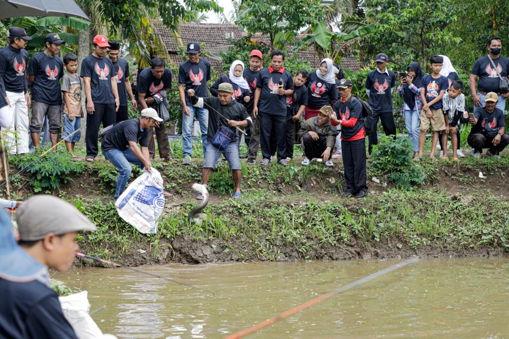 Puluhan pemancing dari berbagai desa di Kecamatan Banyubiru, Kab. Semarang mengikuti Lomba Mancing Ikan Lele yang digelar oleh relawan De