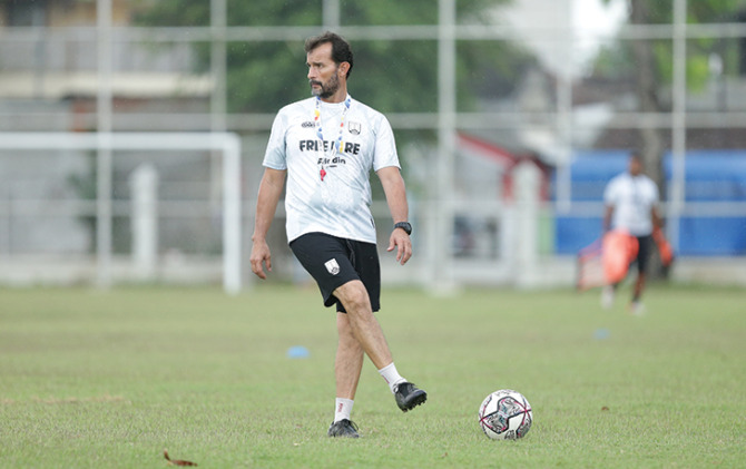 Pelatih Persis Solo, Leonardo Medina Arellano