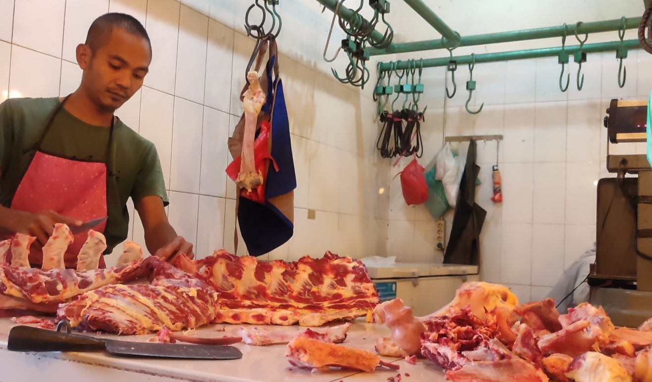 Seorang pedagang daging di Pasar Panorama, Lembang, Kabupaten Bandung Barat, Jawa Barat
