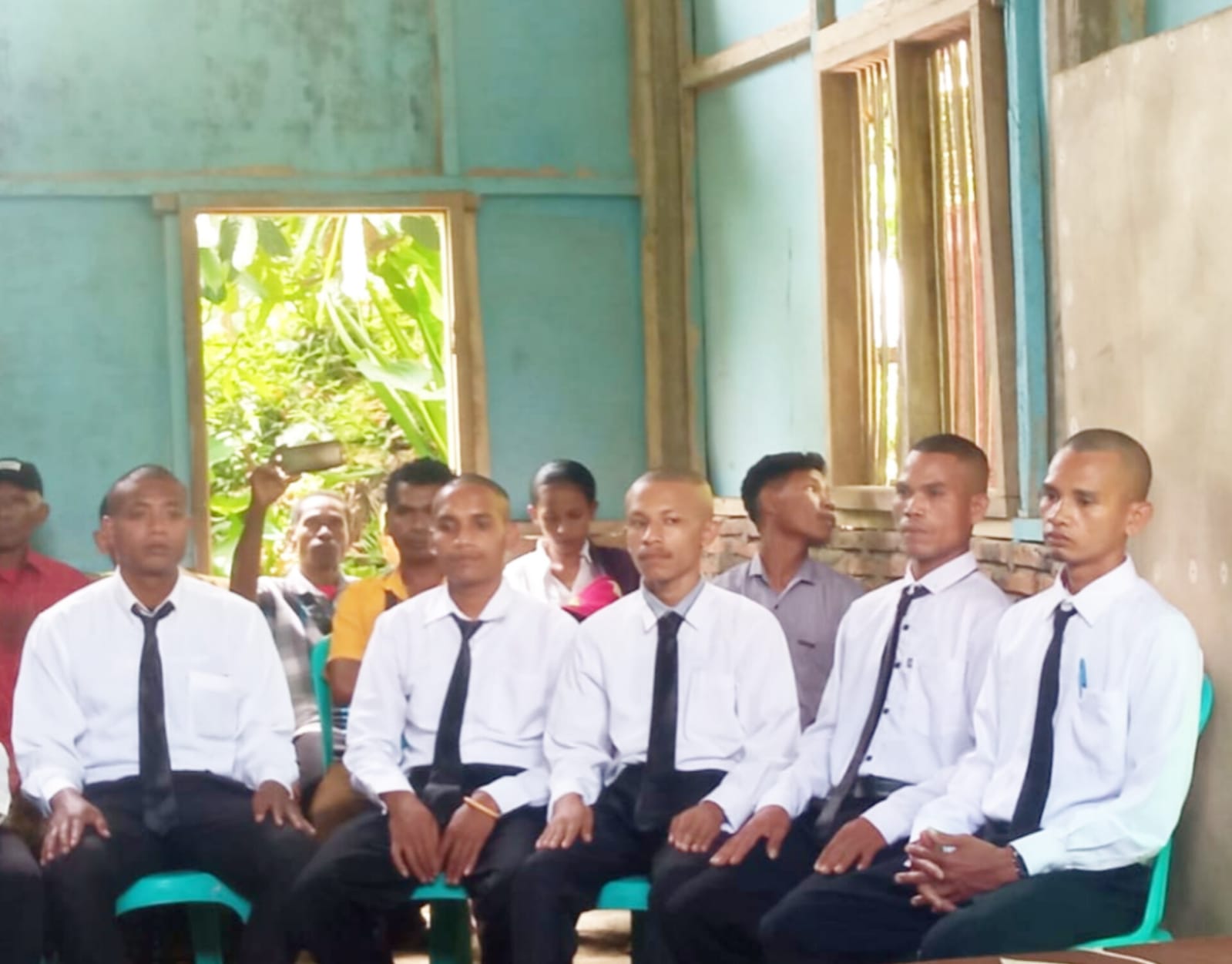 Perangkat Desa Ndai Mberu, Kecamatan Mego, Kabupaten Sikka, NTT yang laki-laki harus botak sebelum dilantik, yang menolak tak akan dilantik.