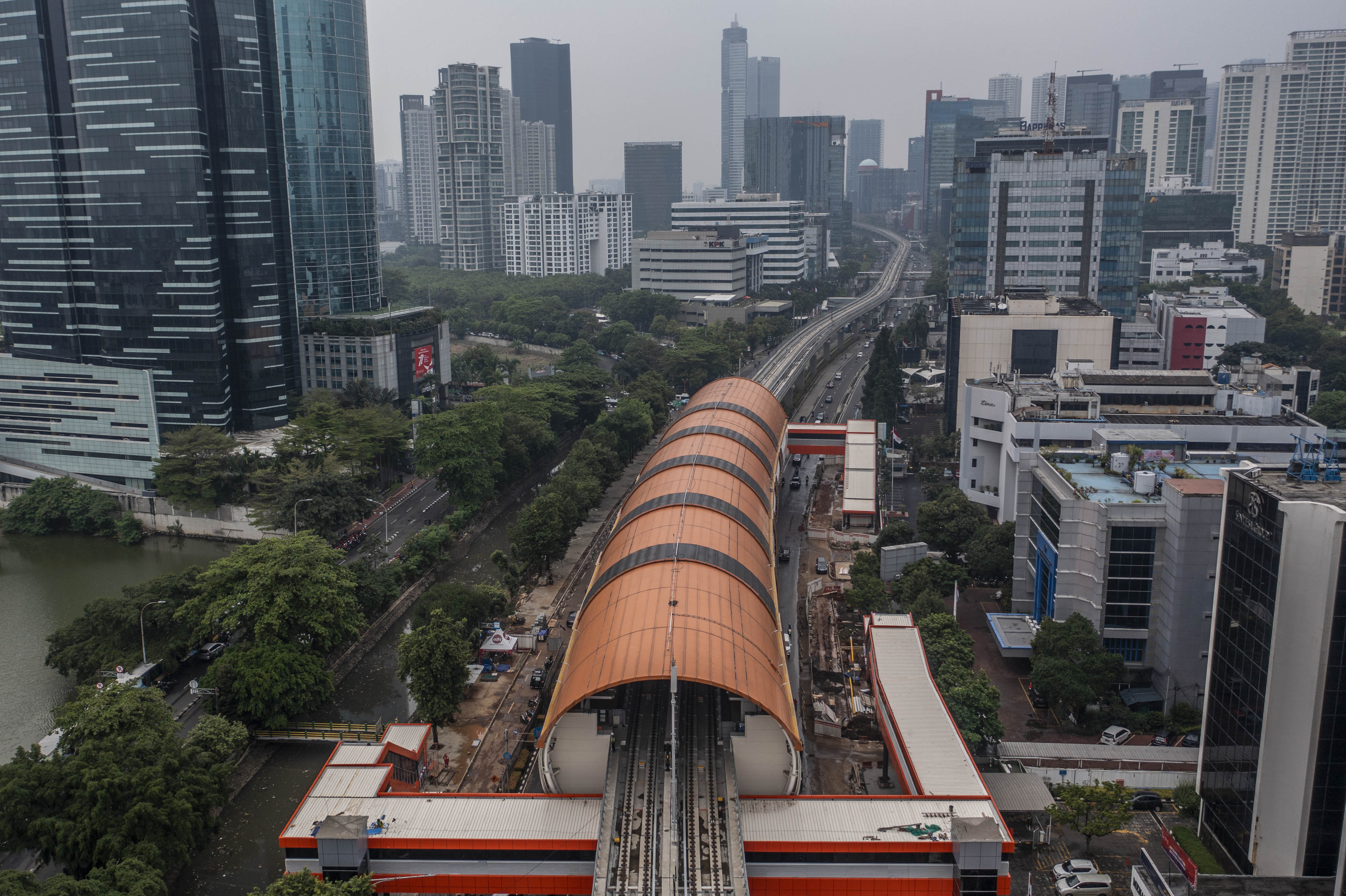 Foto udara pembangunan proyek LRT Jabodebek di kawasan Kuningan, Jakarta.
