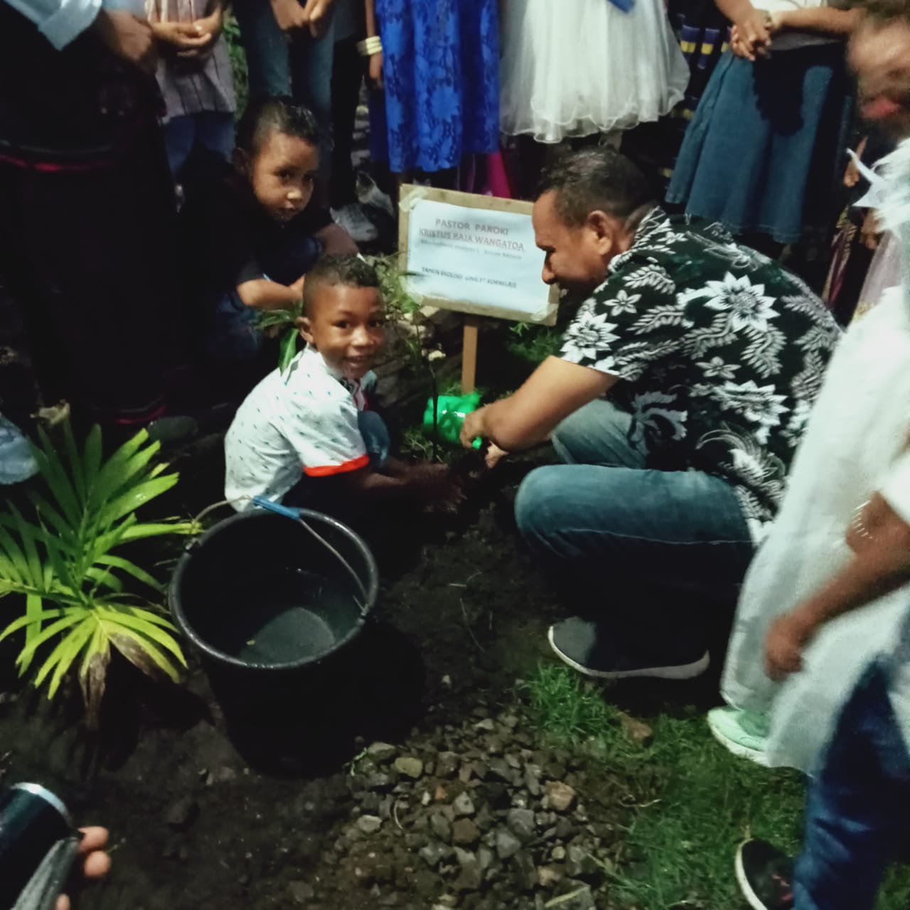 Warga bersama pemuka agama menanam pohon di Lembata, Nusa Tenggara Timur