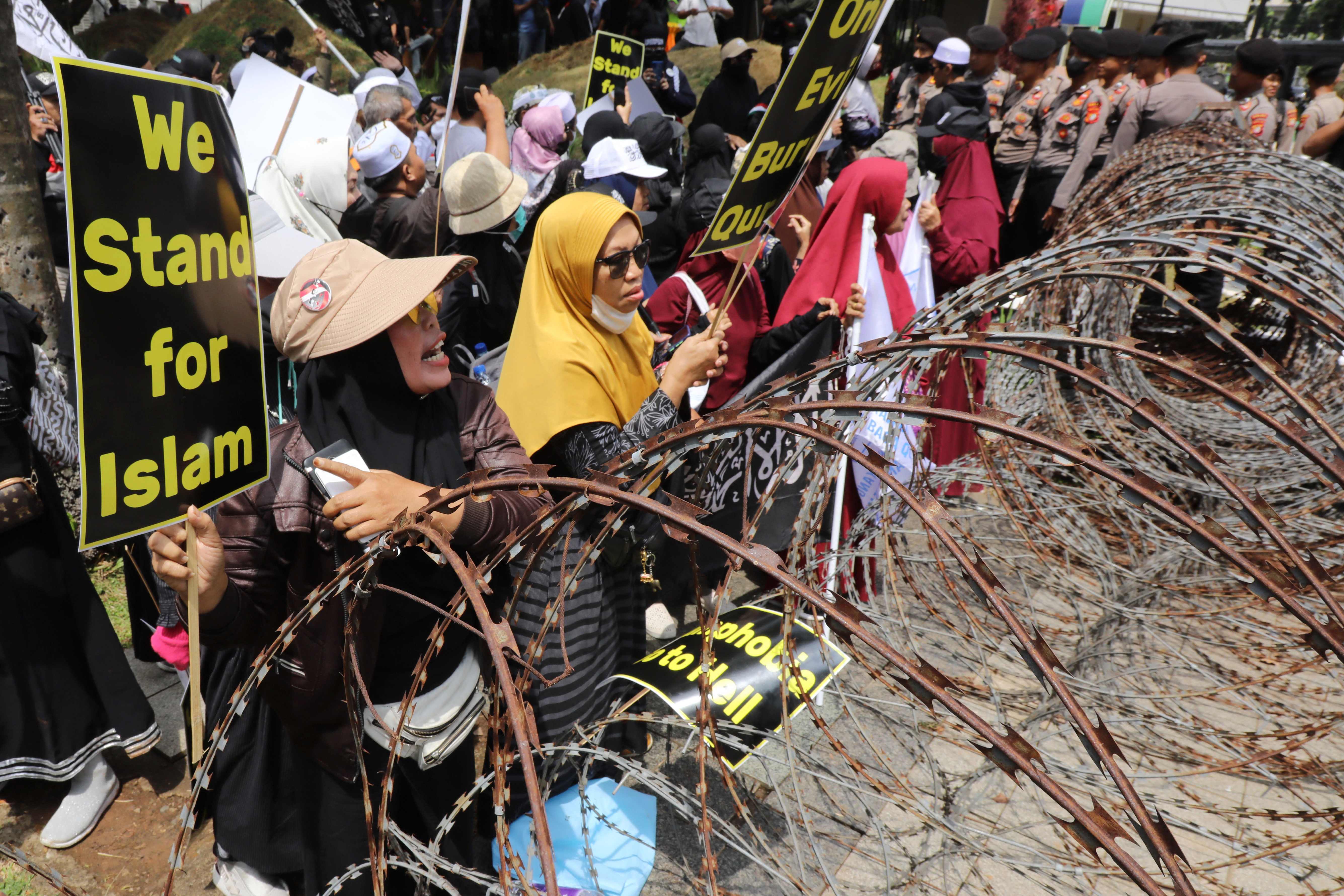 Para pengunjukrasa menggelar aksi di Jakarta, mengecam aksi pembakaran alquran oleh politisi Swedia Rasmus Paludan.